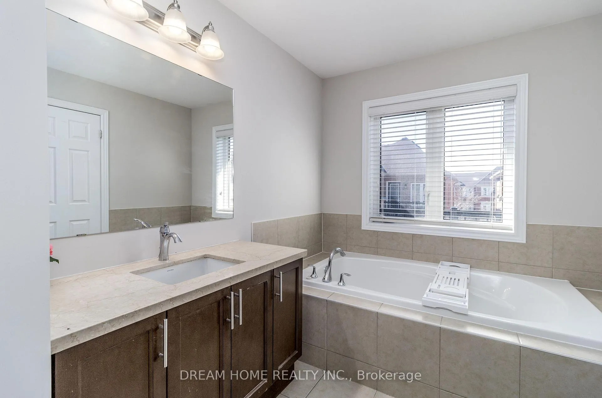 Photo 14 of 3070 Eberly Woods Drive, Oakville, Rural Oakville — HOMEH