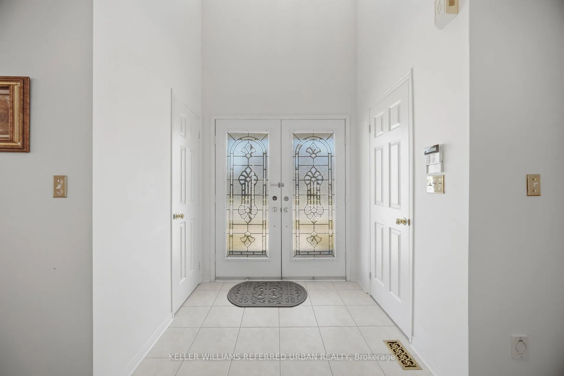 Photo 2 of 239 Drummond Drive, Vaughan, Maple — HOMEH