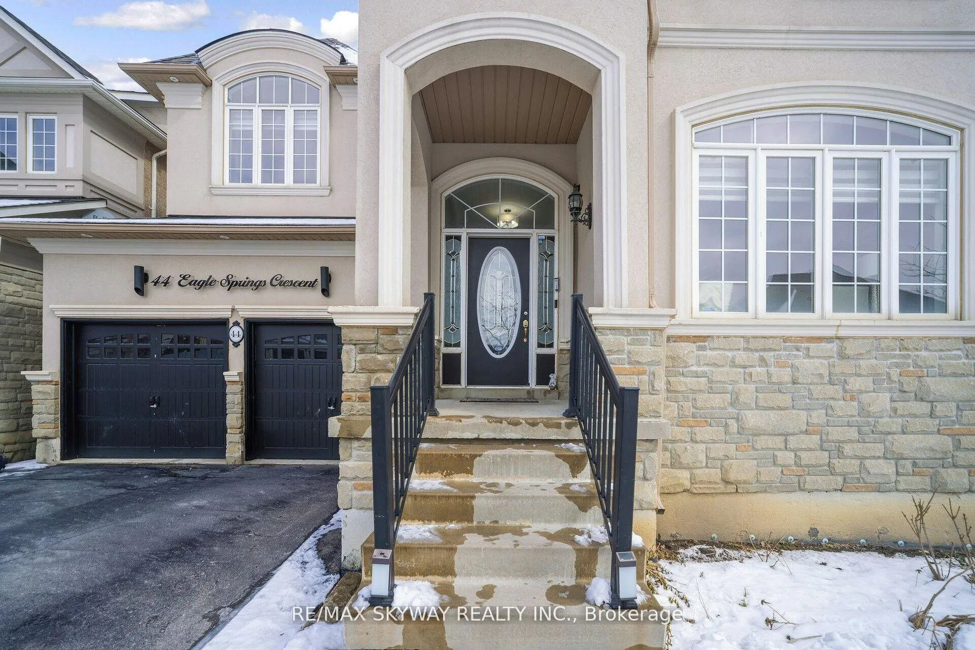 Photo 3 of 44 Eaglesprings Crescent, Brampton, Bram East — HOMEH