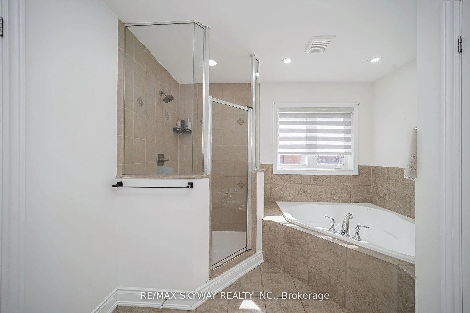 Photo 32 of 44 Eaglesprings Crescent, Brampton, Bram East — HOMEH