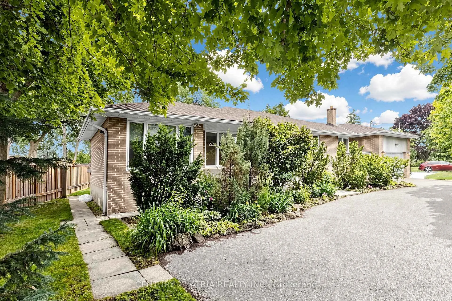 Photo 3 of 49 Netherford Road, Vaughan, Maple — HOMEH