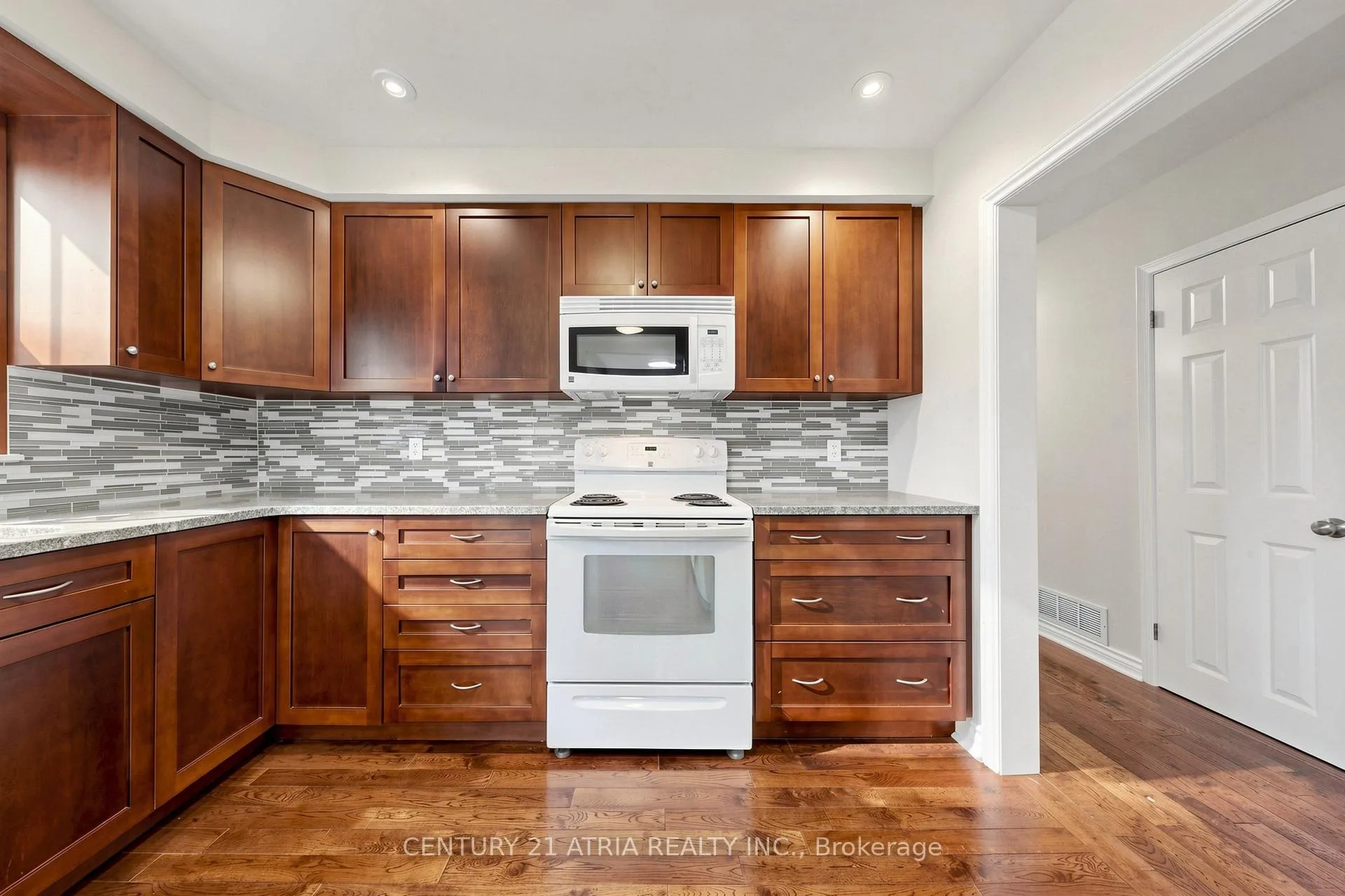 Photo 14 of 49 Netherford Road, Vaughan, Maple — HOMEH