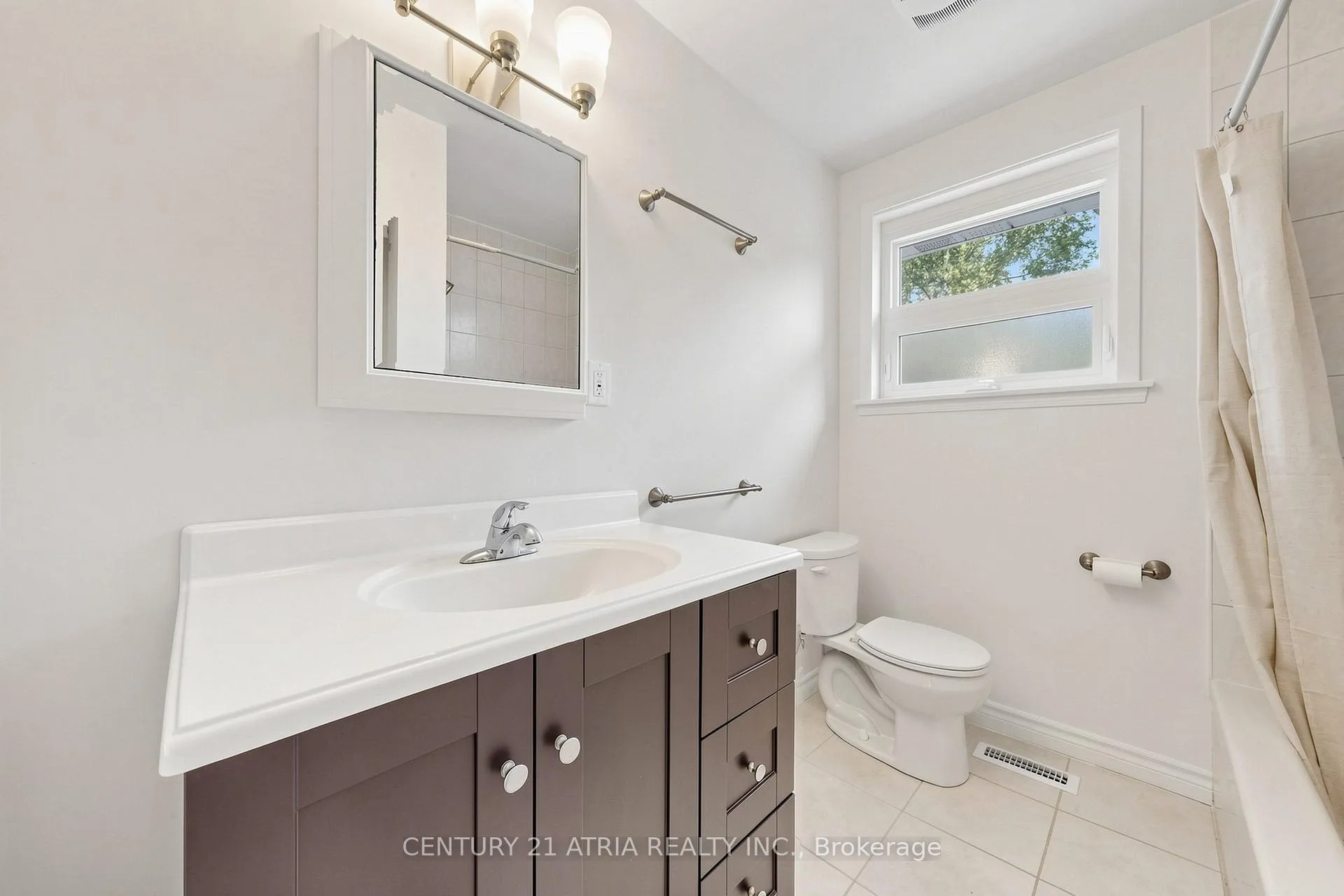 Photo 24 of 49 Netherford Road, Vaughan, Maple — HOMEH