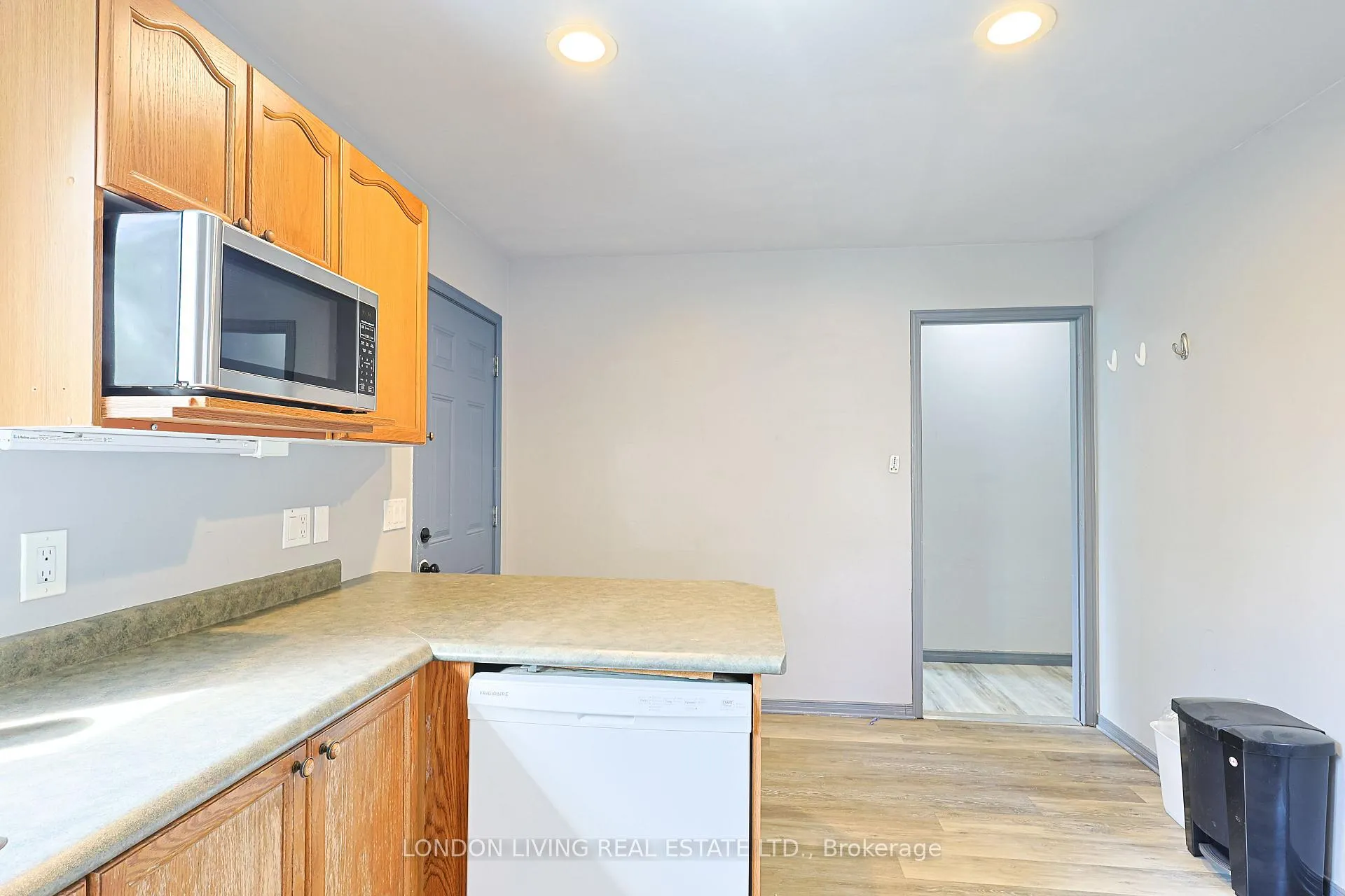 Photo 5 of 165 Thurman Circle, London, East D — HOMEH