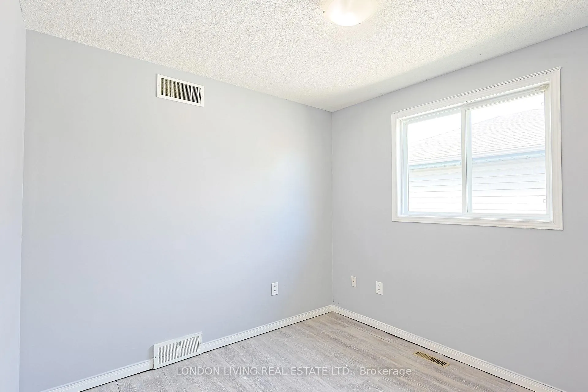 Photo 8 of 165 Thurman Circle, London, East D — HOMEH