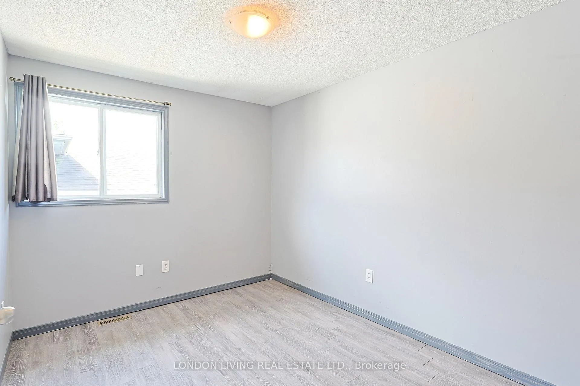 Photo 11 of 165 Thurman Circle, London, East D — HOMEH