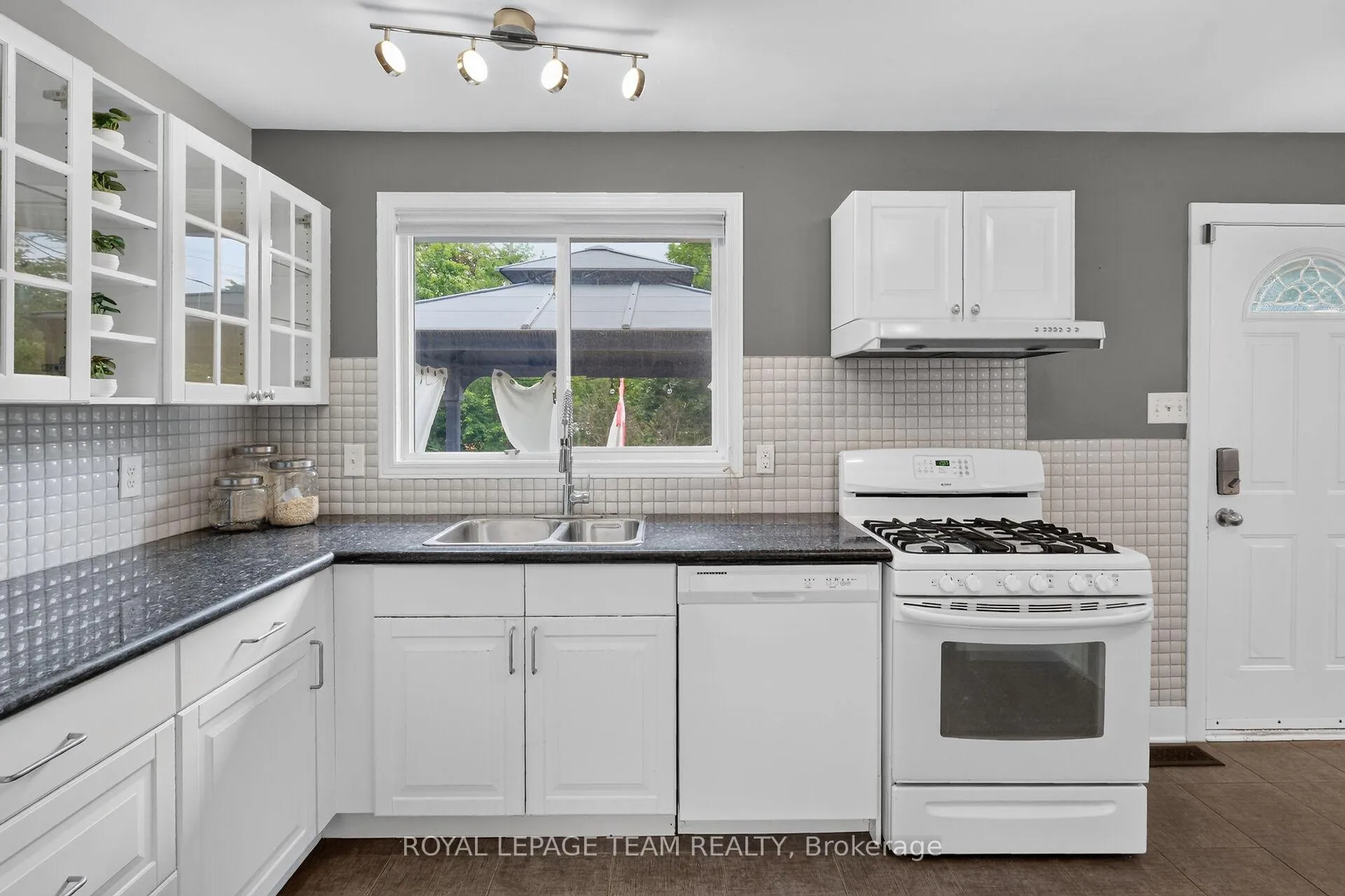 Photo 13 of 2 Whisperwood Street, Ottawa, Munster — HOMEH