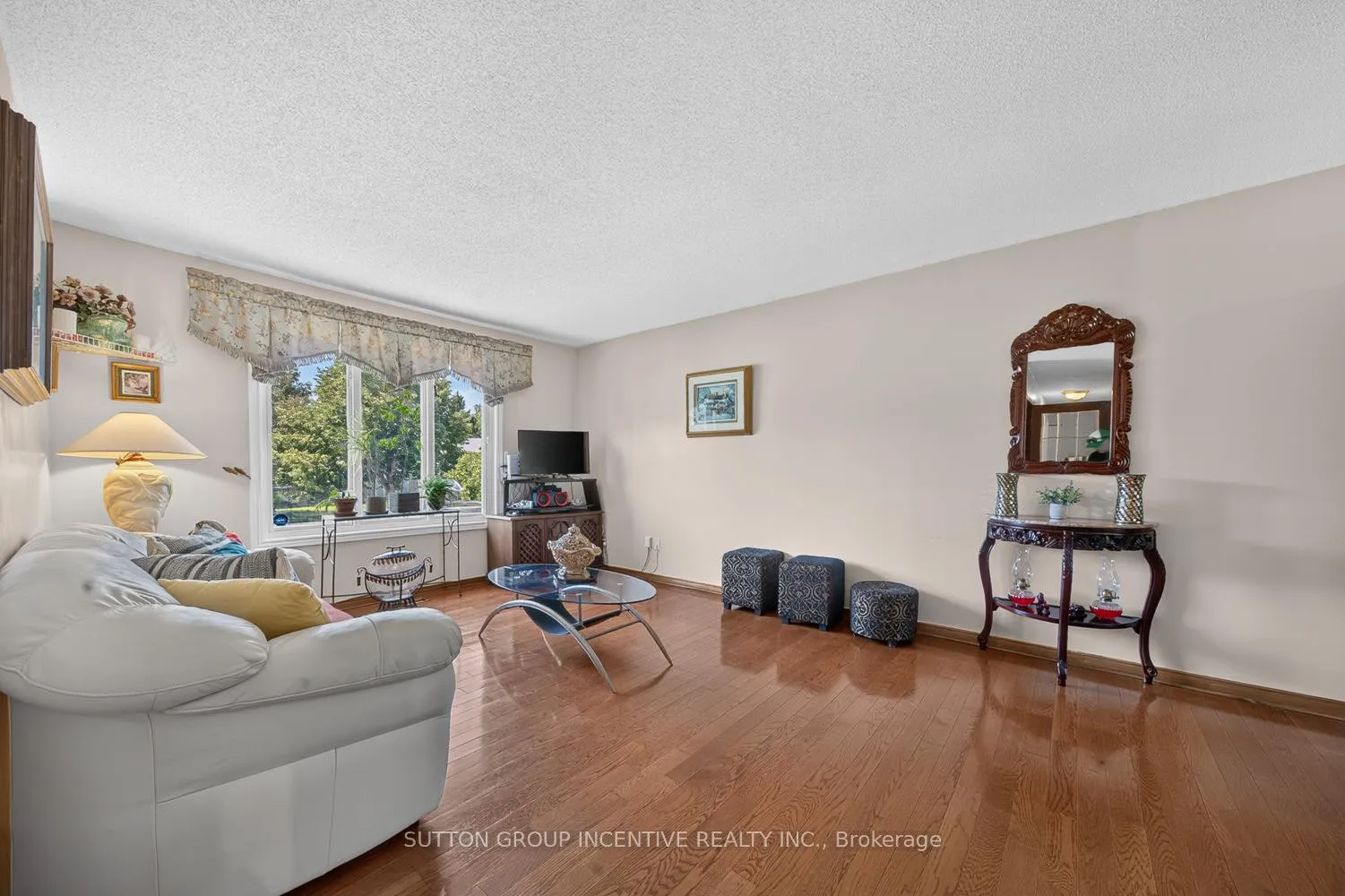 Photo 3 of 29 Korlea Crescent, Orillia — HOMEH