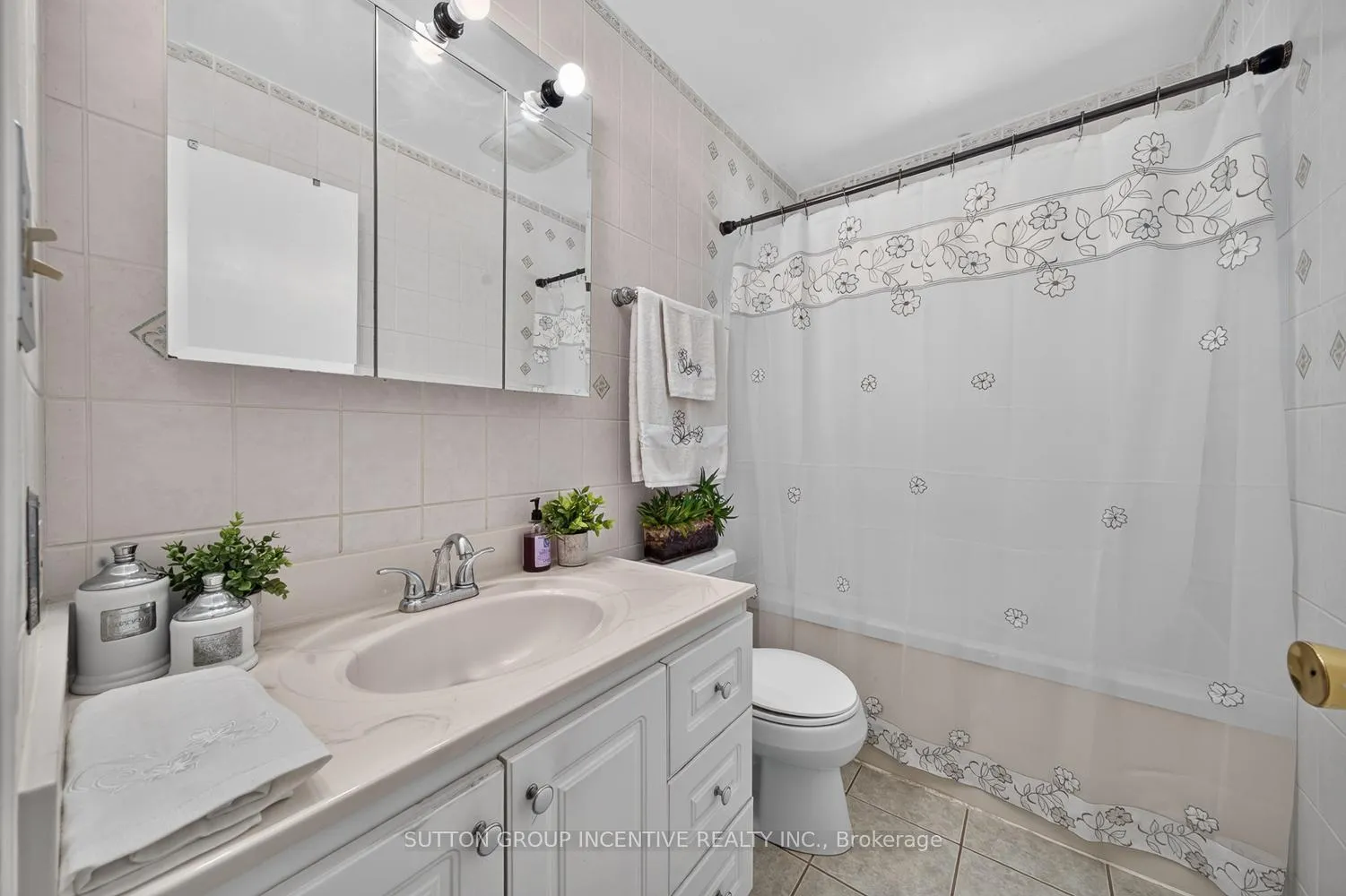 Photo 11 of 29 Korlea Crescent, Orillia — HOMEH