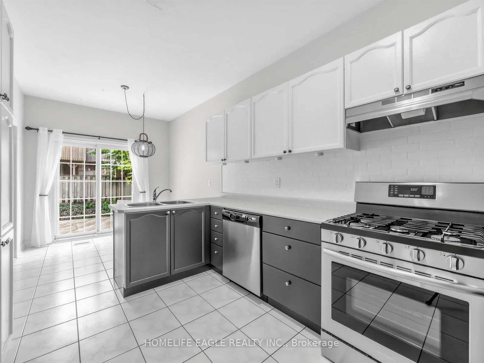 Photo 17 of 101 Downey Circle, Aurora, Bayview Wellington — HOMEH