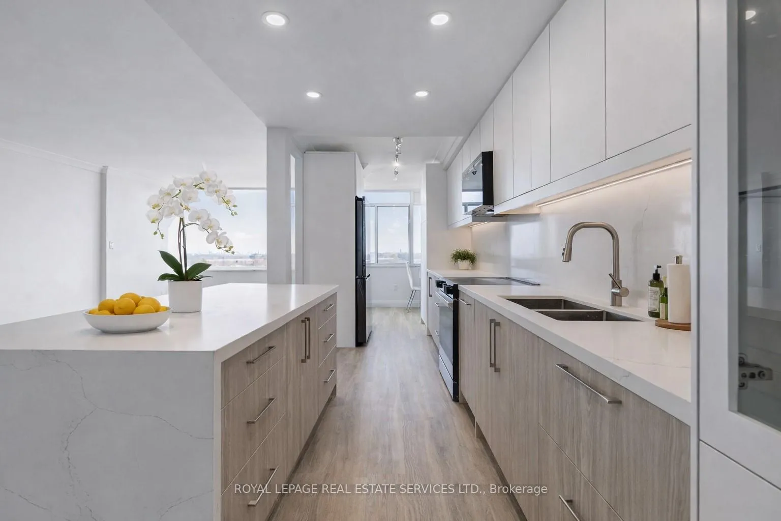 Photo 6 of Unit 706, 3000 Bathurst Street, Toronto, Englemount-Lawrence — HOMEH