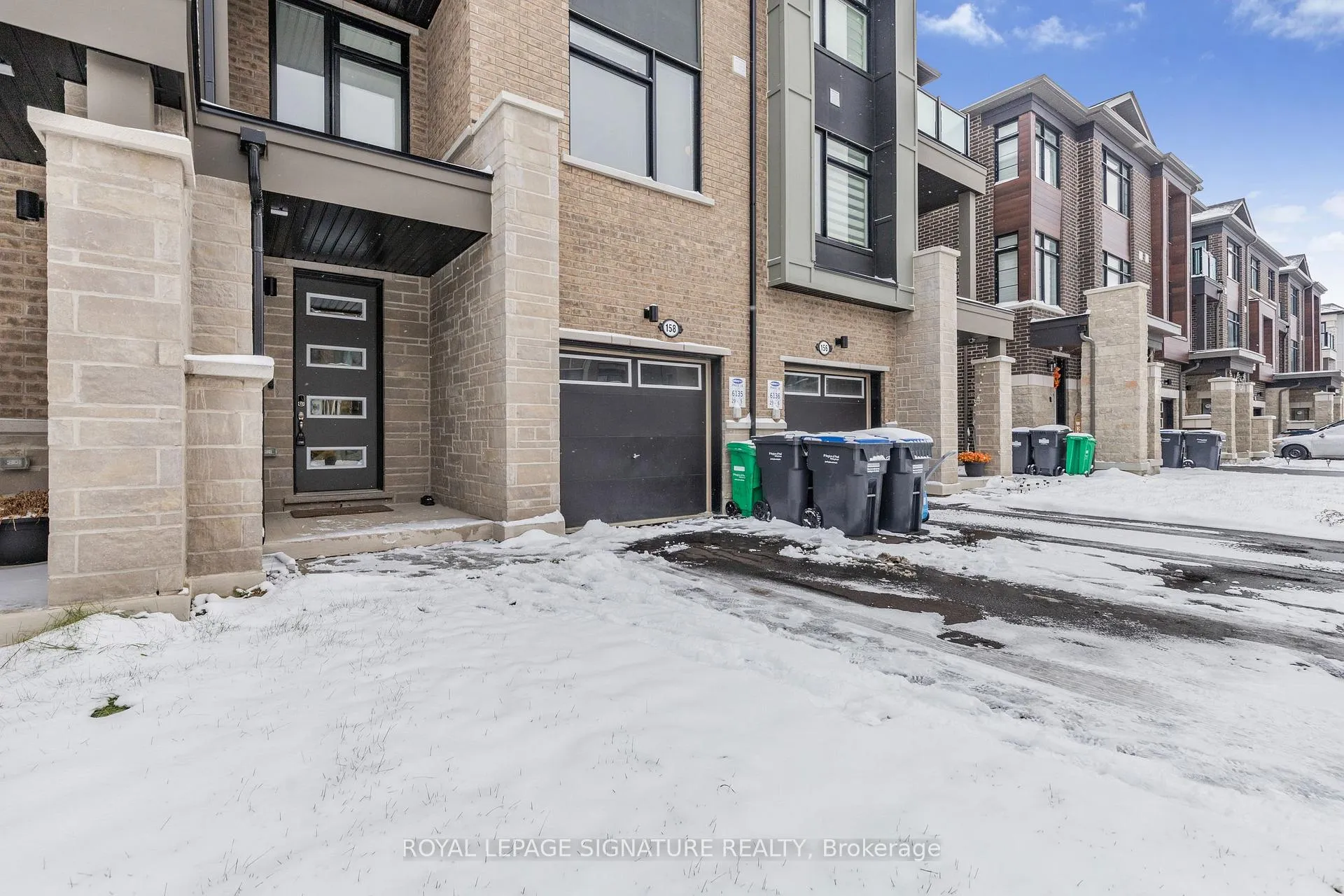 Photo 5 of 158 Keppel Circle, Brampton, Northwest Brampton — HOMEH