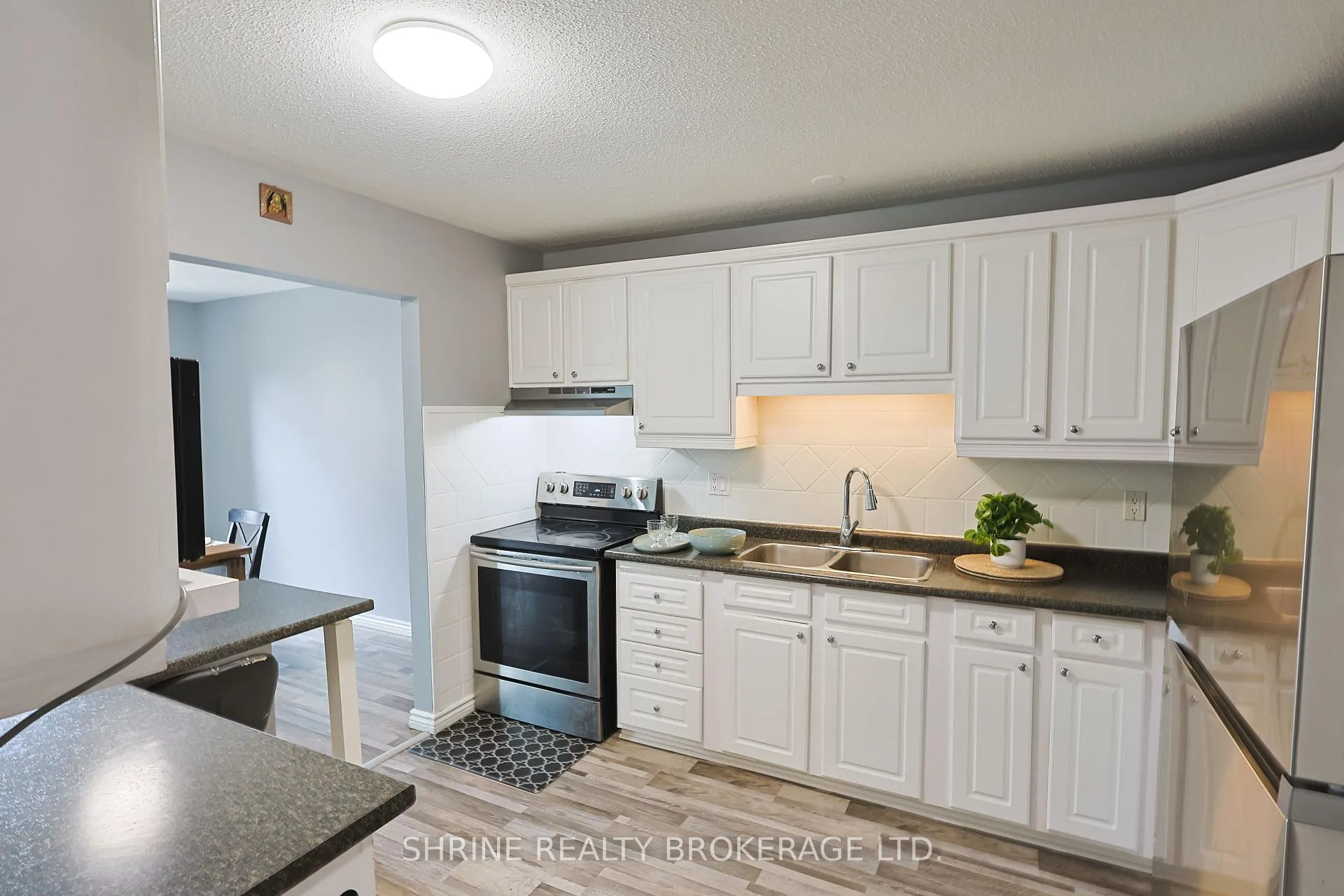 Photo 4 of 122 Andover Drive, London, South N — HOMEH