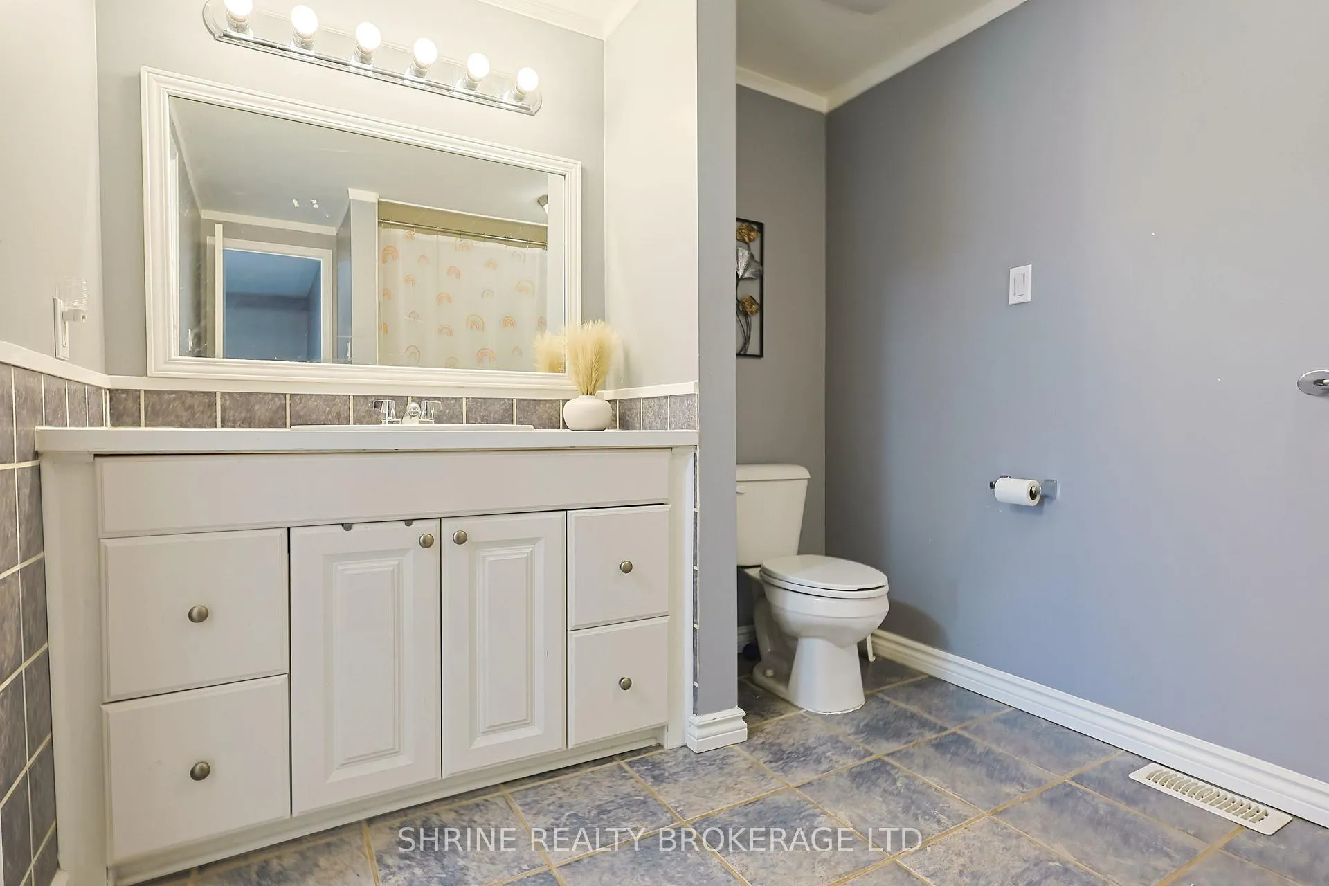 Photo 17 of 122 Andover Drive, London, South N — HOMEH