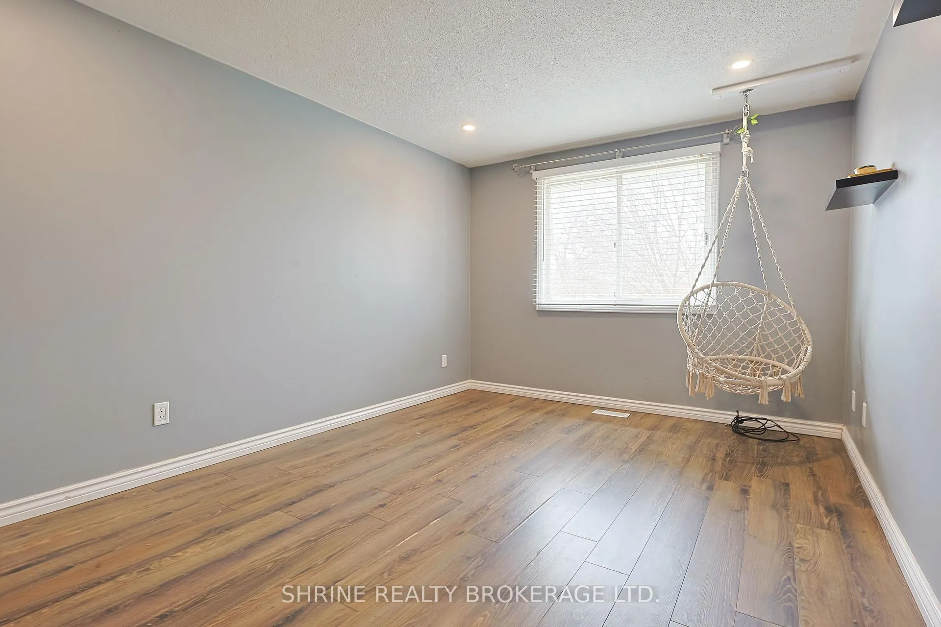 Photo 21 of 122 Andover Drive, London, South N — HOMEH