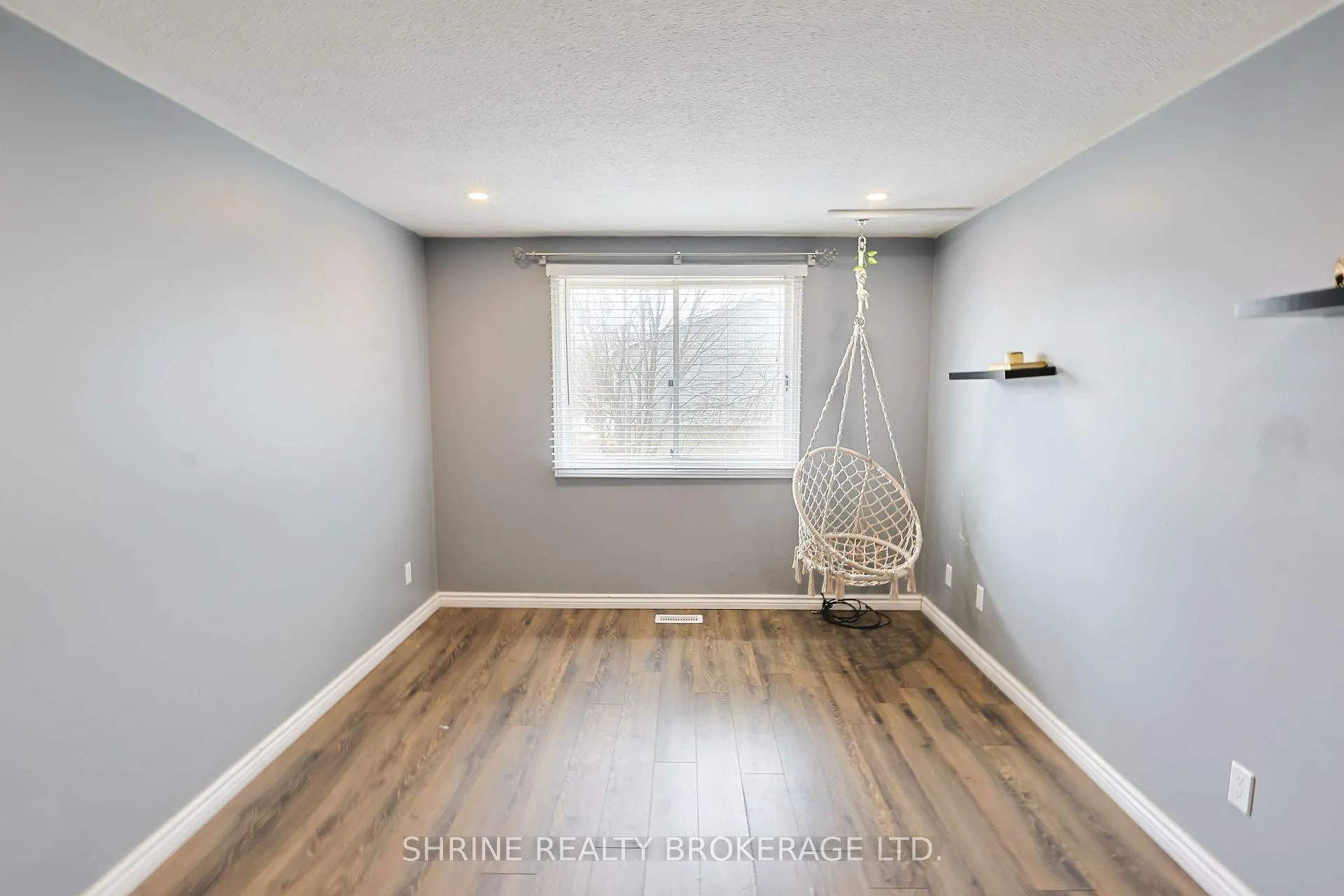 Photo 22 of 122 Andover Drive, London, South N — HOMEH
