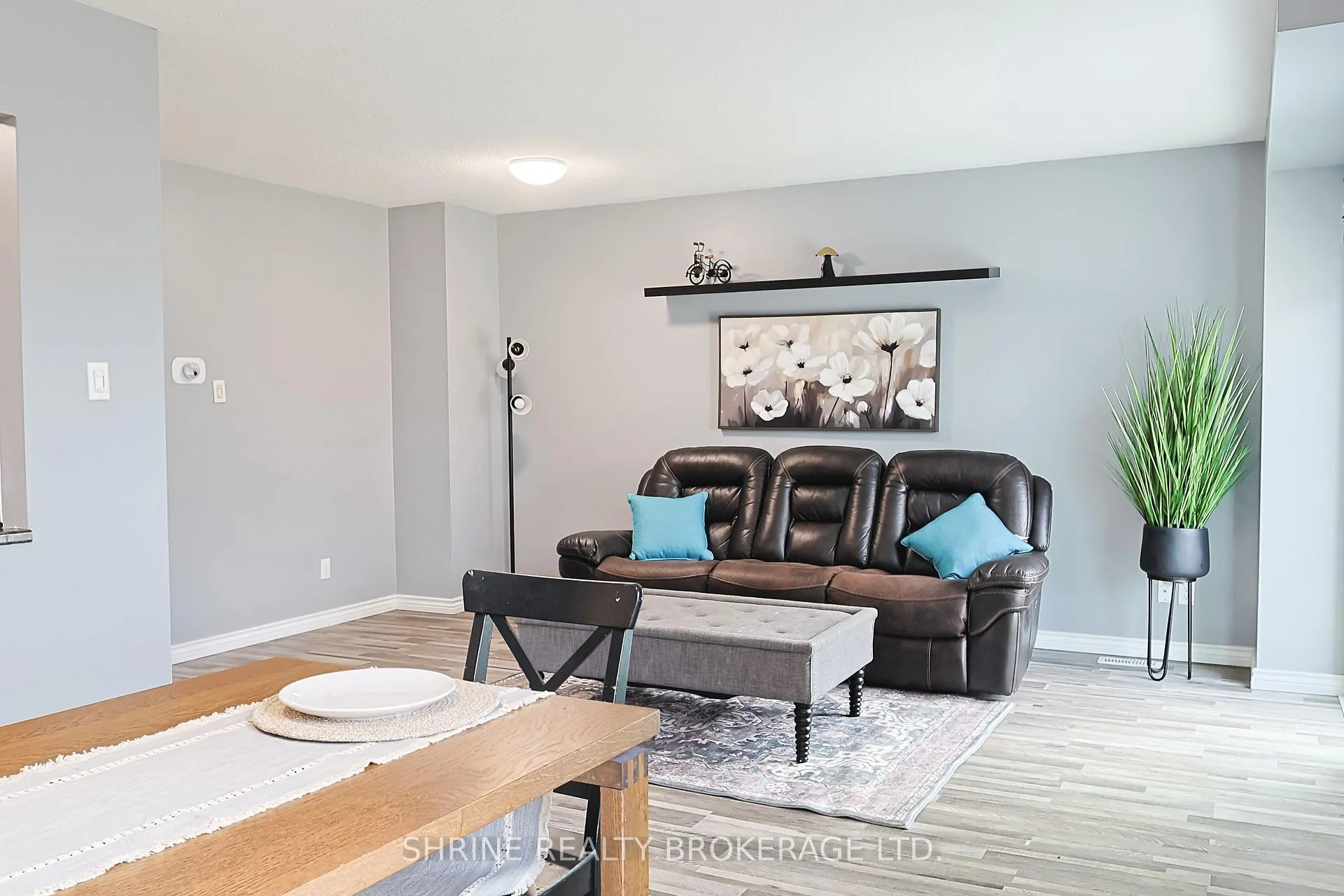 Photo 37 of 122 Andover Drive, London, South N — HOMEH
