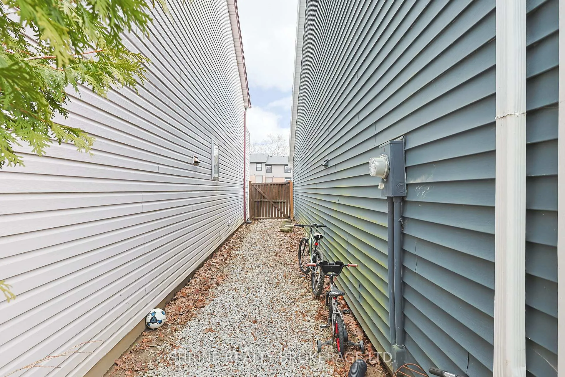 Photo 44 of 122 Andover Drive, London, South N — HOMEH