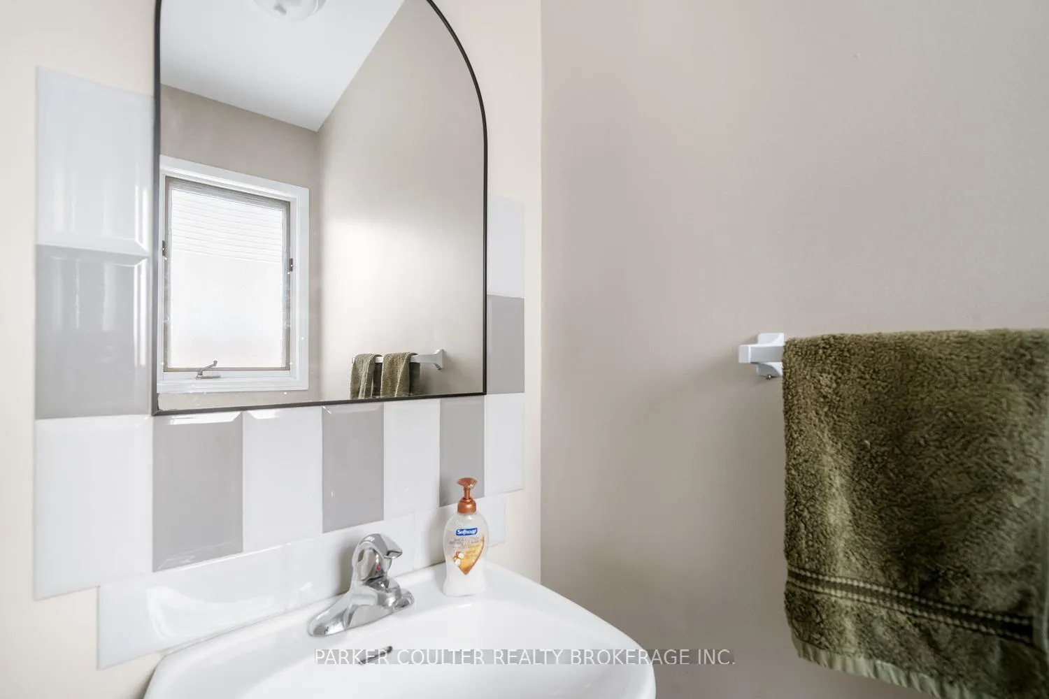Photo 13 of 82 Barre Drive, Barrie, Painswick North — HOMEH