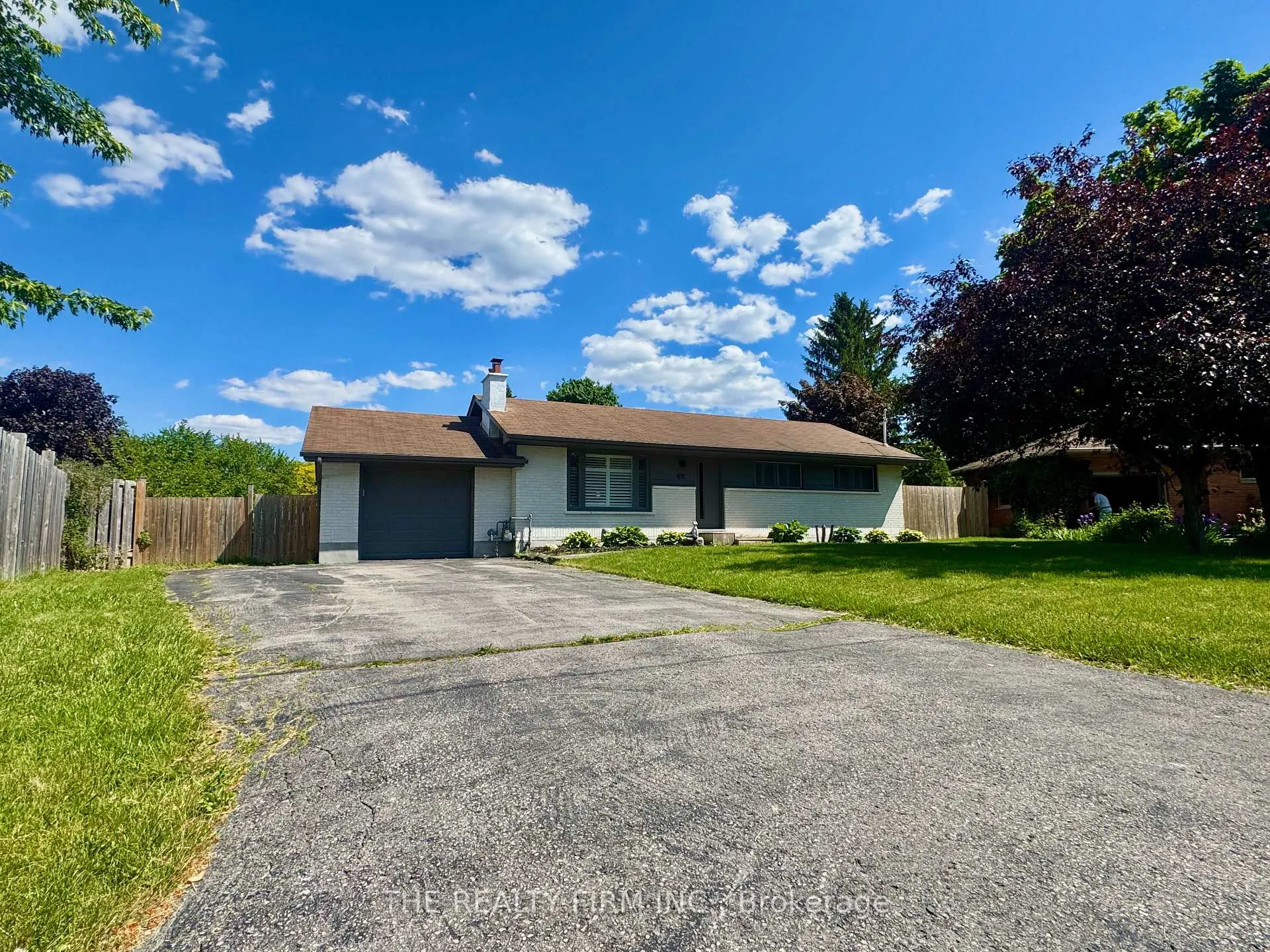 Photo 1 of 571 Everglade Crescent, London, North P — HOMEH