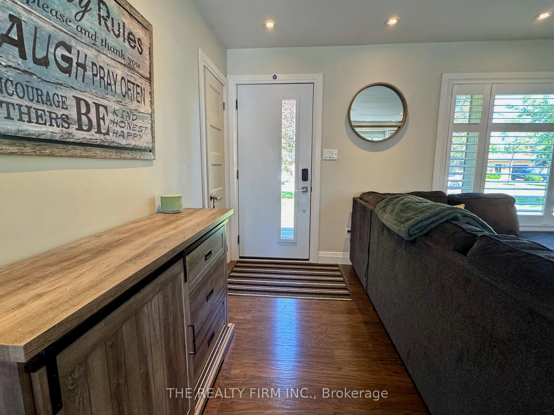 Photo 3 of 571 Everglade Crescent, London, North P — HOMEH