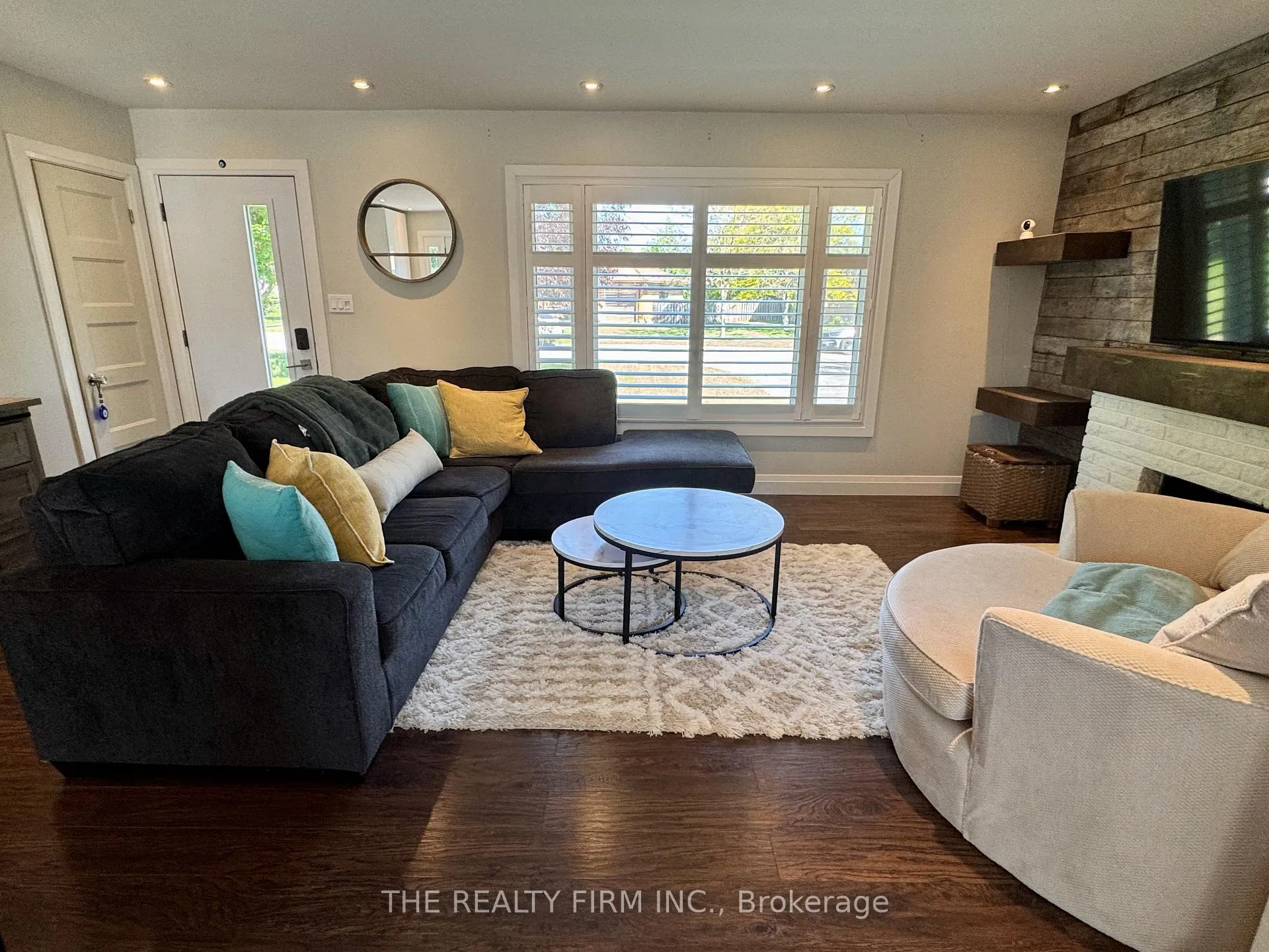 Photo 4 of 571 Everglade Crescent, London, North P — HOMEH