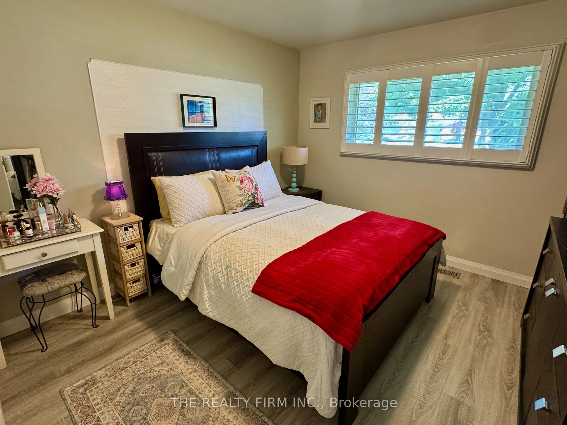 Photo 11 of 571 Everglade Crescent, London, North P — HOMEH