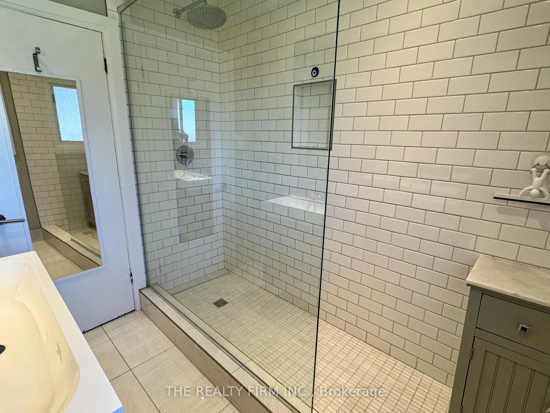 Photo 16 of 571 Everglade Crescent, London, North P — HOMEH