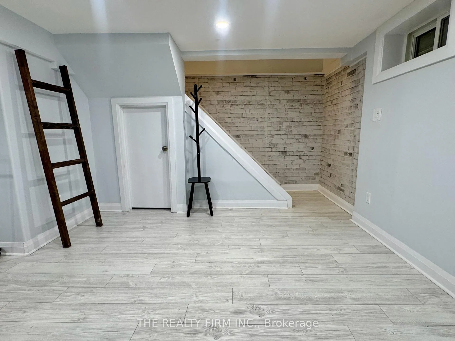 Photo 17 of 571 Everglade Crescent, London, North P — HOMEH