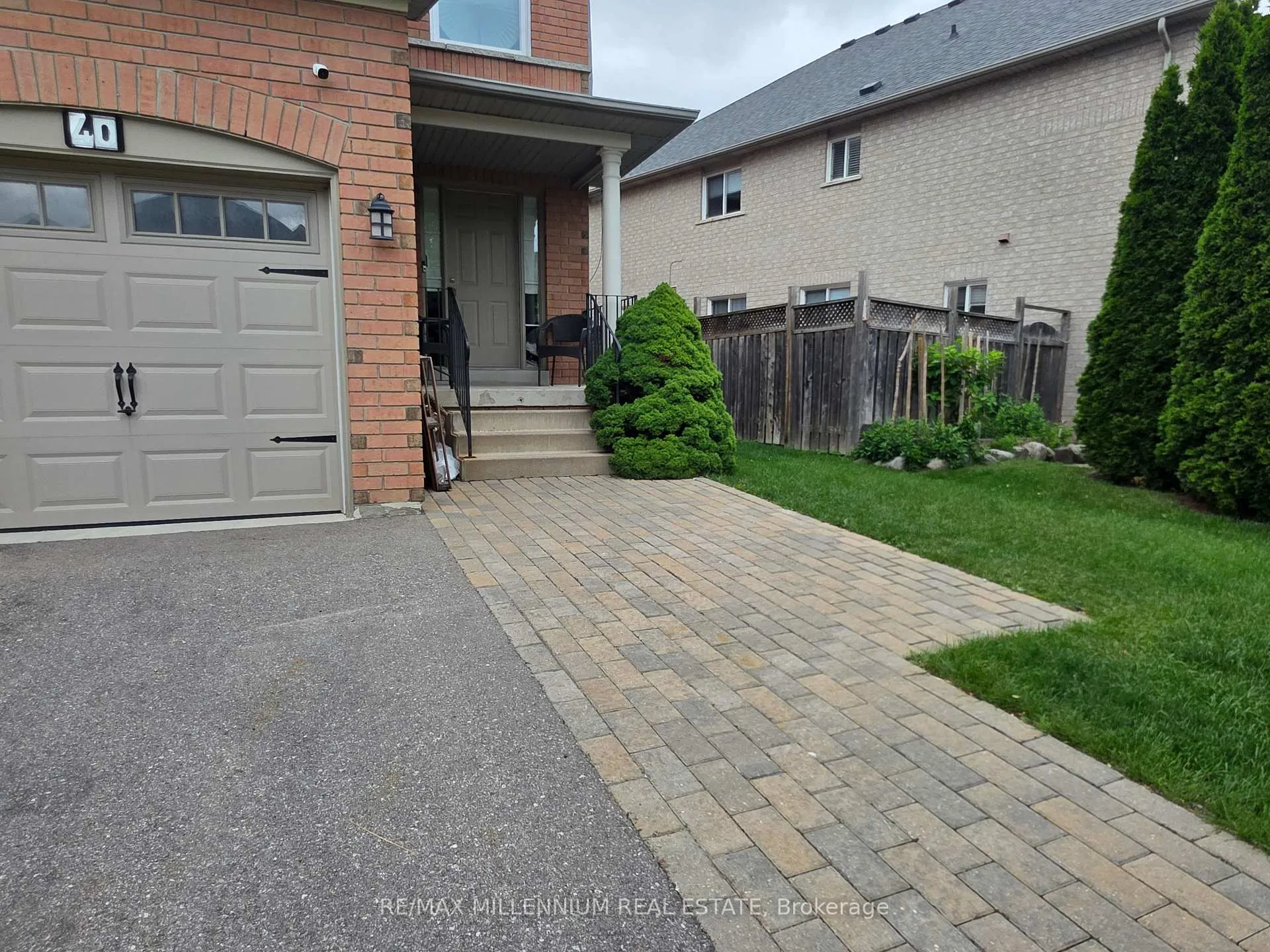 Photo 4 of 40 Echo Ridge Crescent, Vaughan, Sonoma Heights — HOMEH