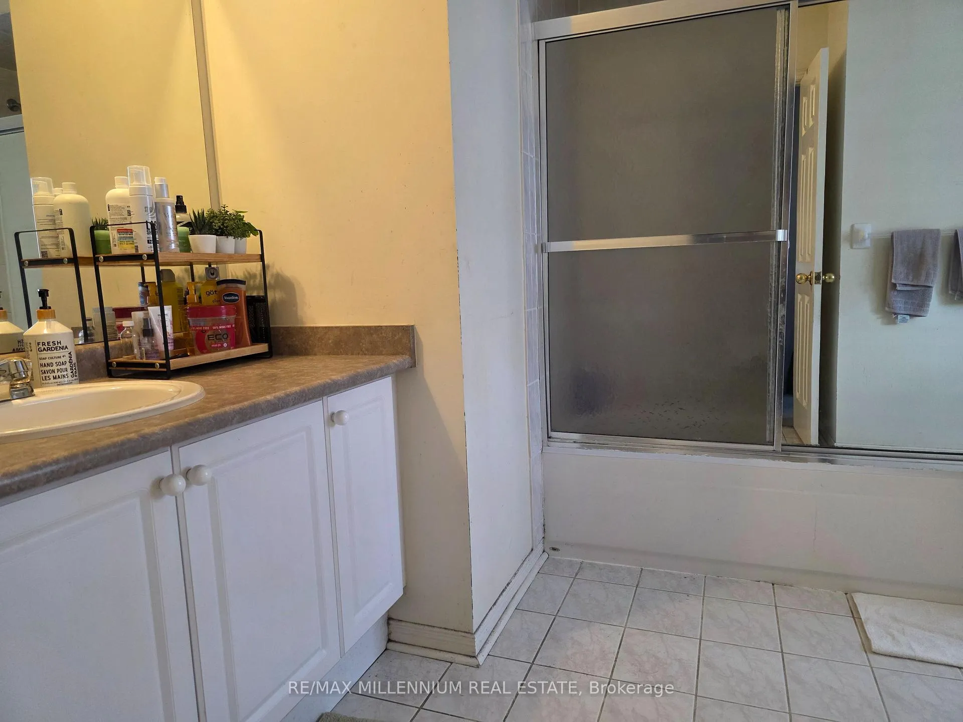 Photo 12 of 40 Echo Ridge Crescent, Vaughan, Sonoma Heights — HOMEH