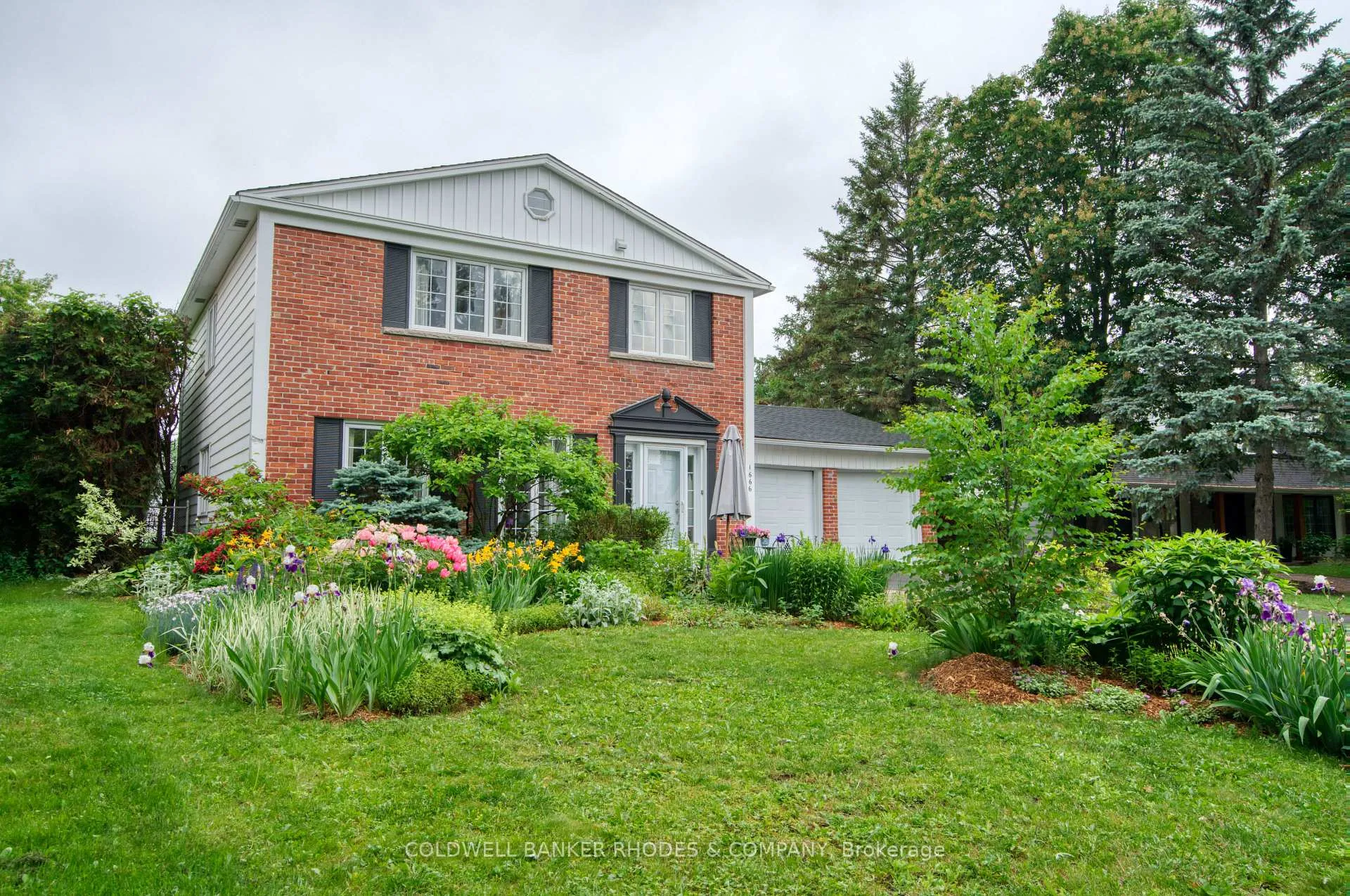 Front of 1666 Amberdale Crescent