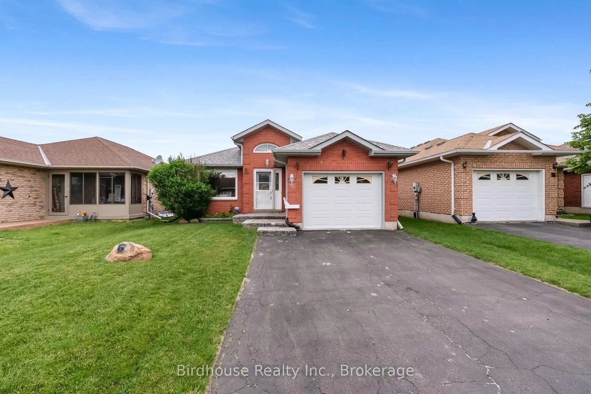Photo 2 of 6 Eakins Crescent, Kawartha Lakes, Lindsay — HOMEH