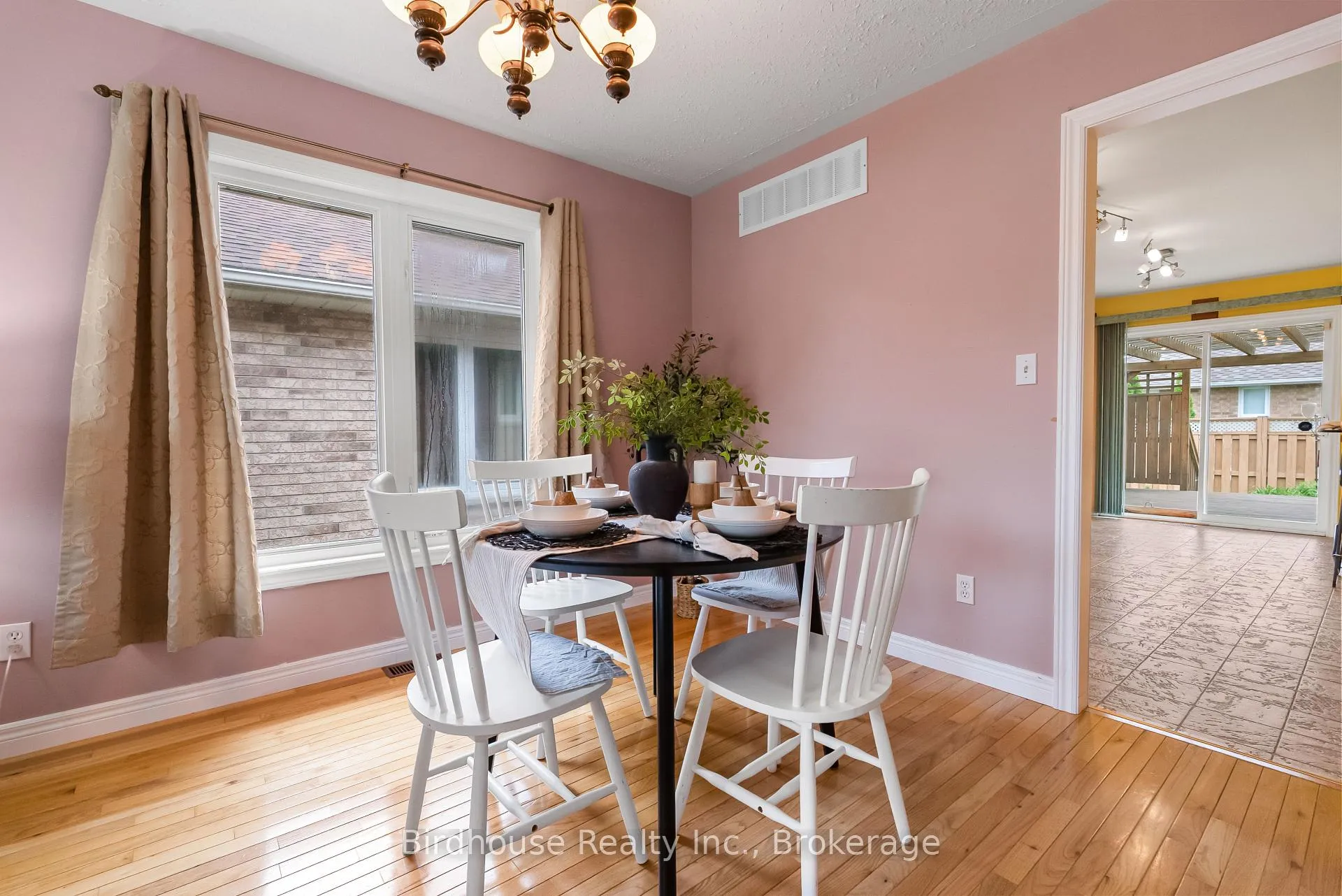 Photo 7 of 6 Eakins Crescent, Kawartha Lakes, Lindsay — HOMEH