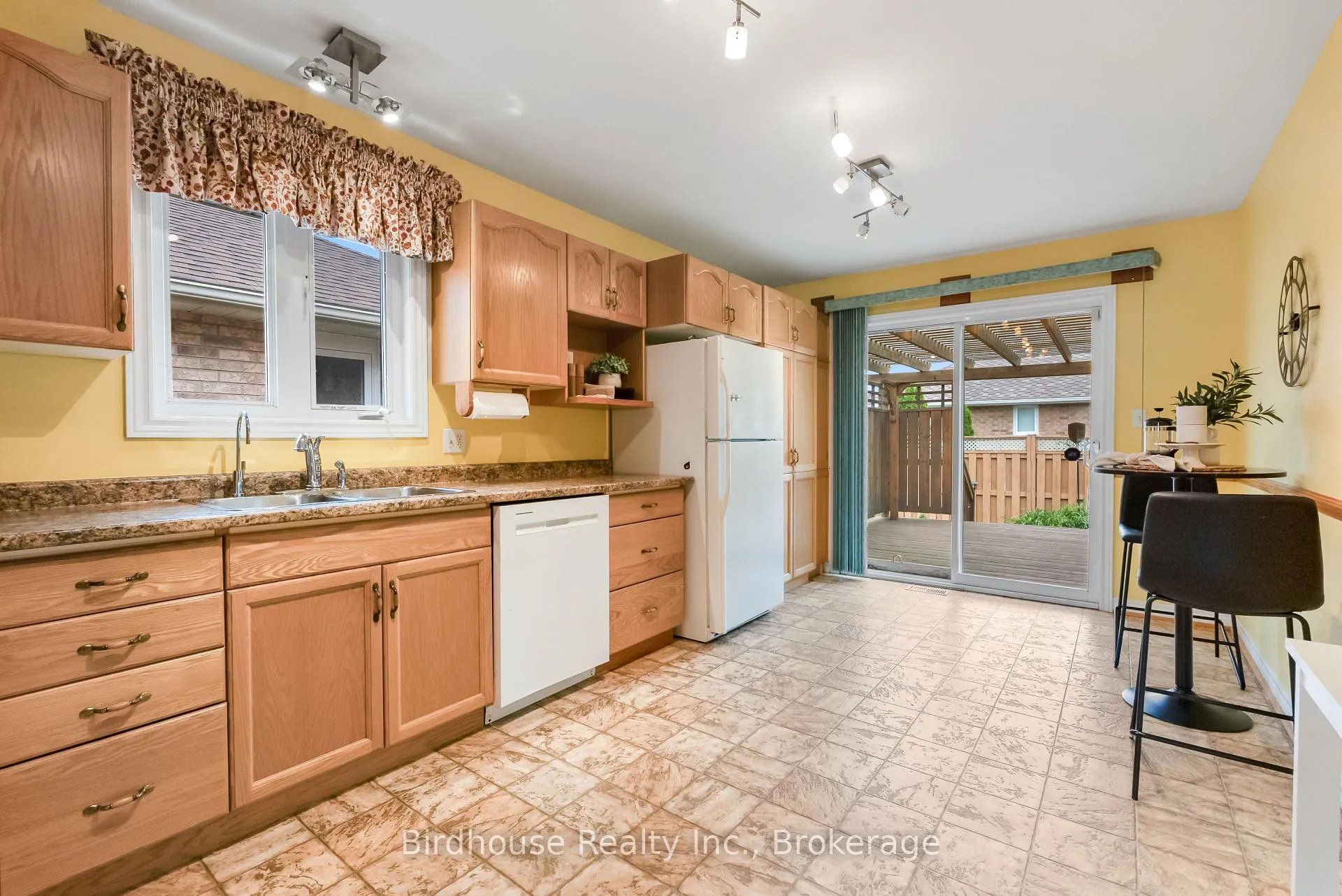 Photo 10 of 6 Eakins Crescent, Kawartha Lakes, Lindsay — HOMEH
