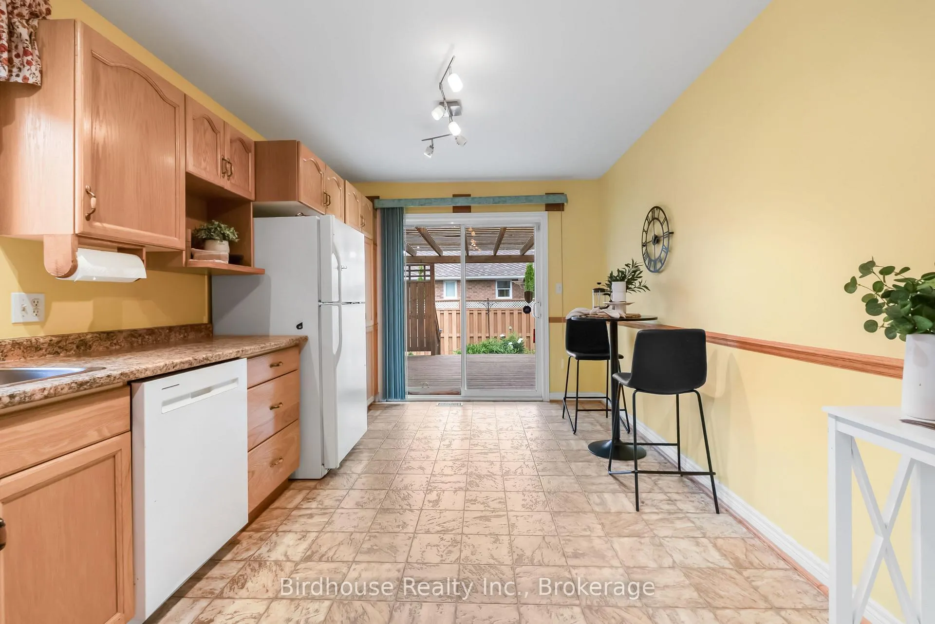 Photo 11 of 6 Eakins Crescent, Kawartha Lakes, Lindsay — HOMEH