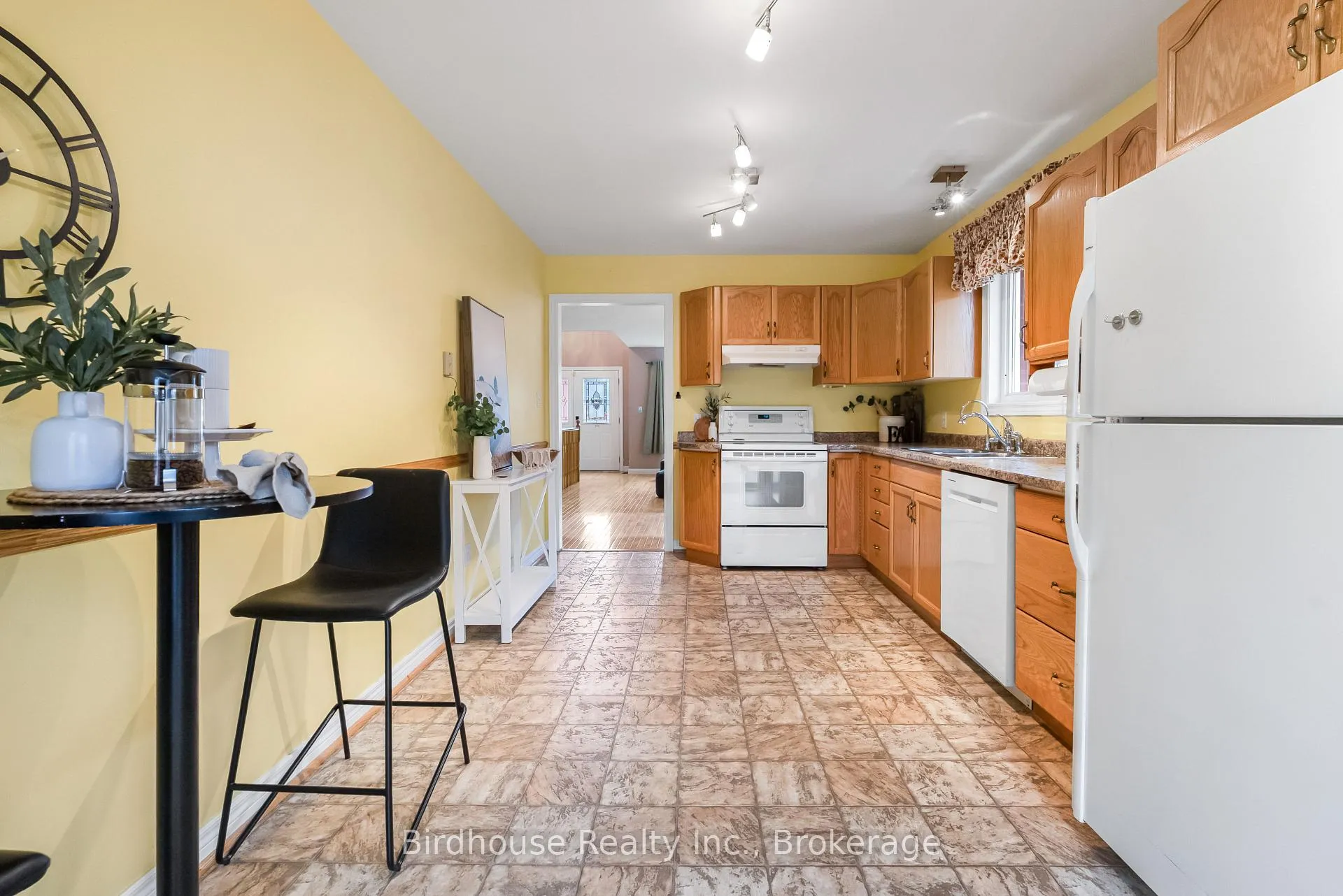 Photo 12 of 6 Eakins Crescent, Kawartha Lakes, Lindsay — HOMEH
