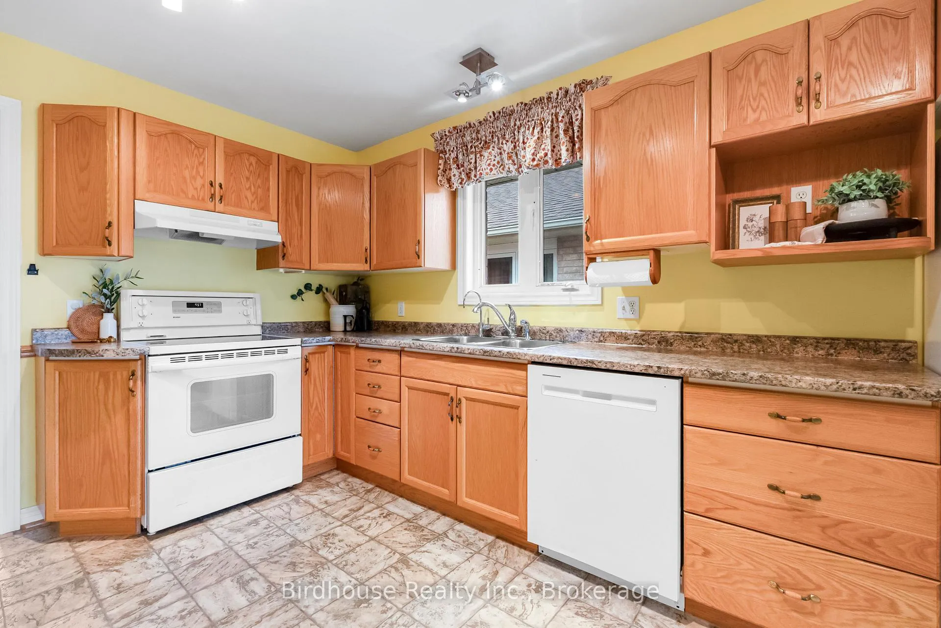 Photo 13 of 6 Eakins Crescent, Kawartha Lakes, Lindsay — HOMEH