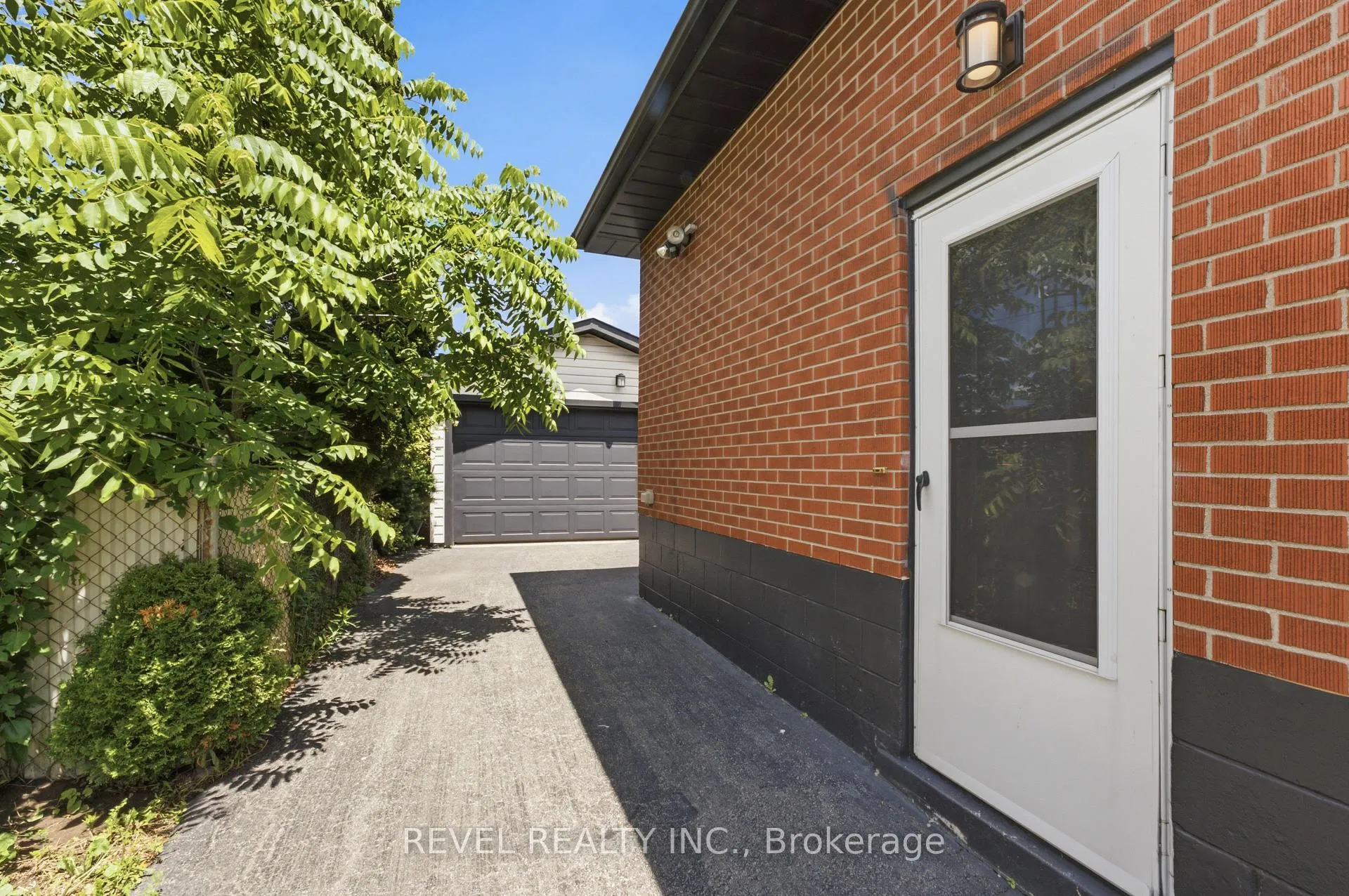 Photo 4 of 1141 Mohawk Road E, Hamilton, Huntington — HOMEH