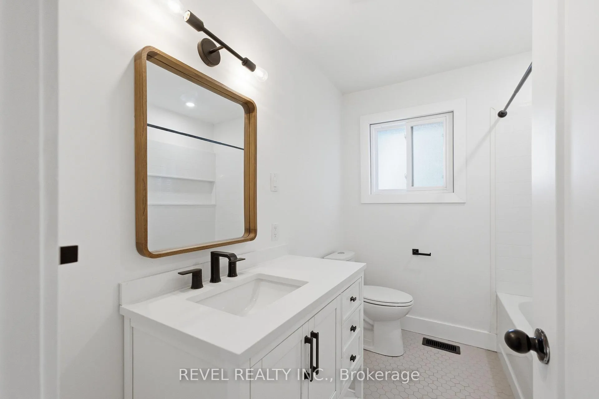 Photo 21 of 1141 Mohawk Road E, Hamilton, Huntington — HOMEH