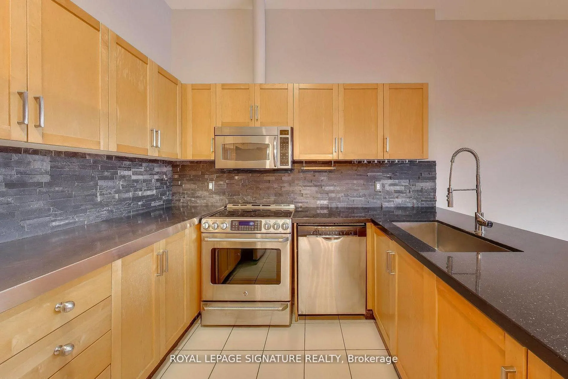 Photo 5 of Unit 801, 700 King Street W, Toronto, Niagara — HOMEH