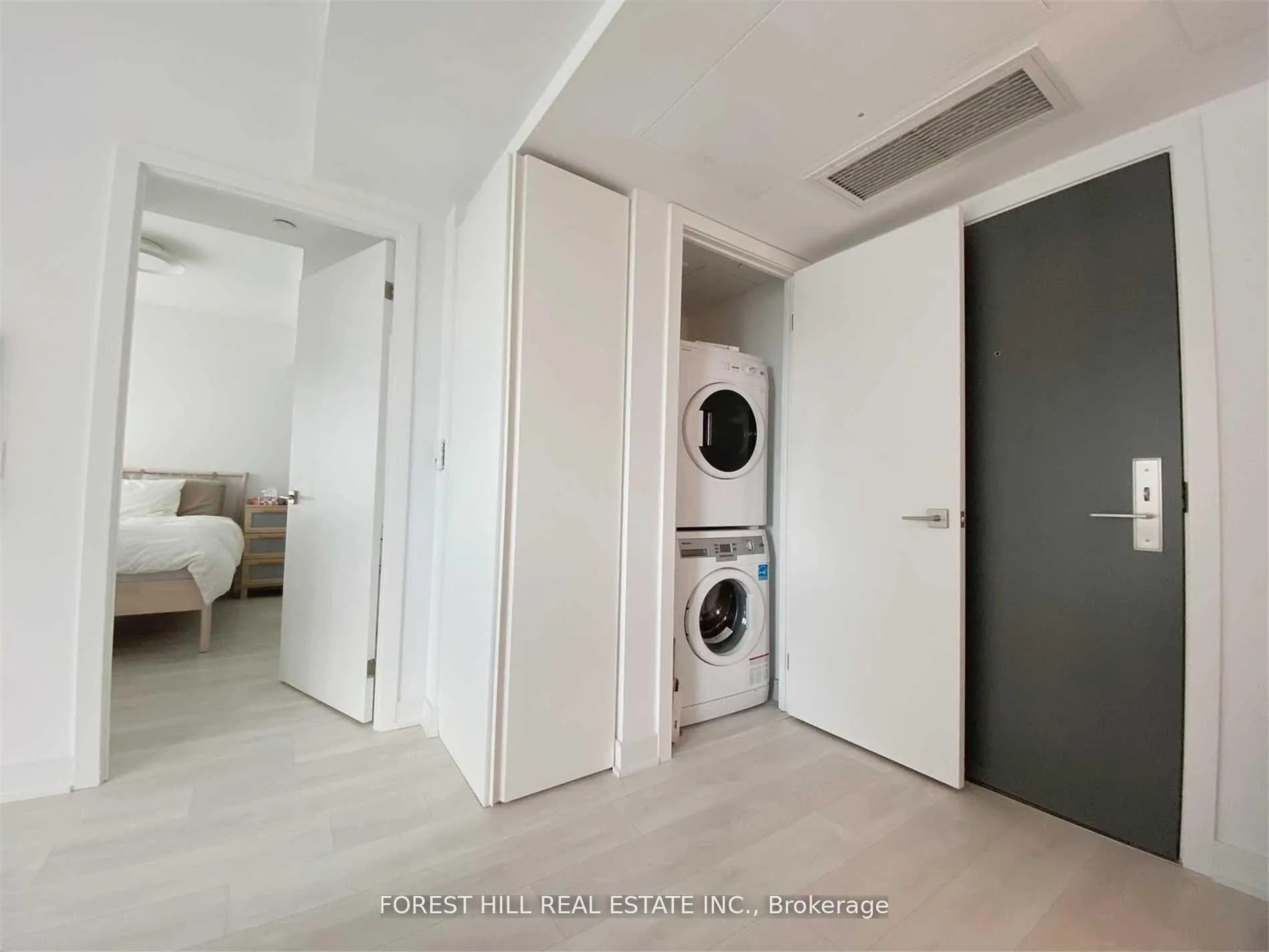 Photo 4 of Unit 2413, 188 Cumberland Street, Toronto, The Annex — HOMEH