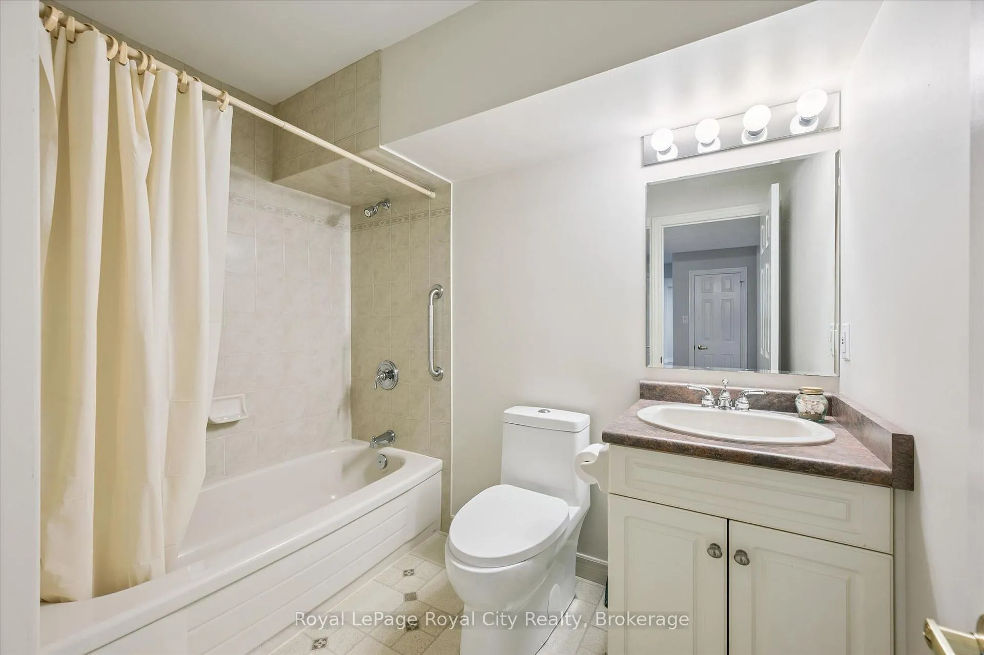 Photo 32 of 17 Fairway Lane, Guelph, Riverside Park — HOMEH