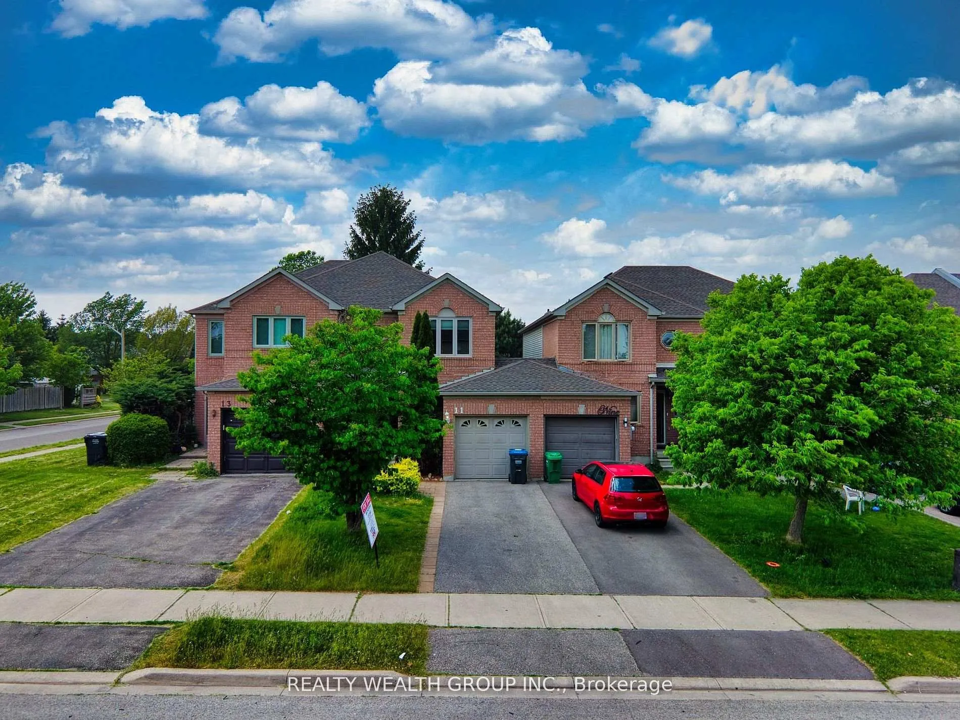 Photo 2 of 11 Birchcliffe Drive, Brampton, Heart Lake East — HOMEH