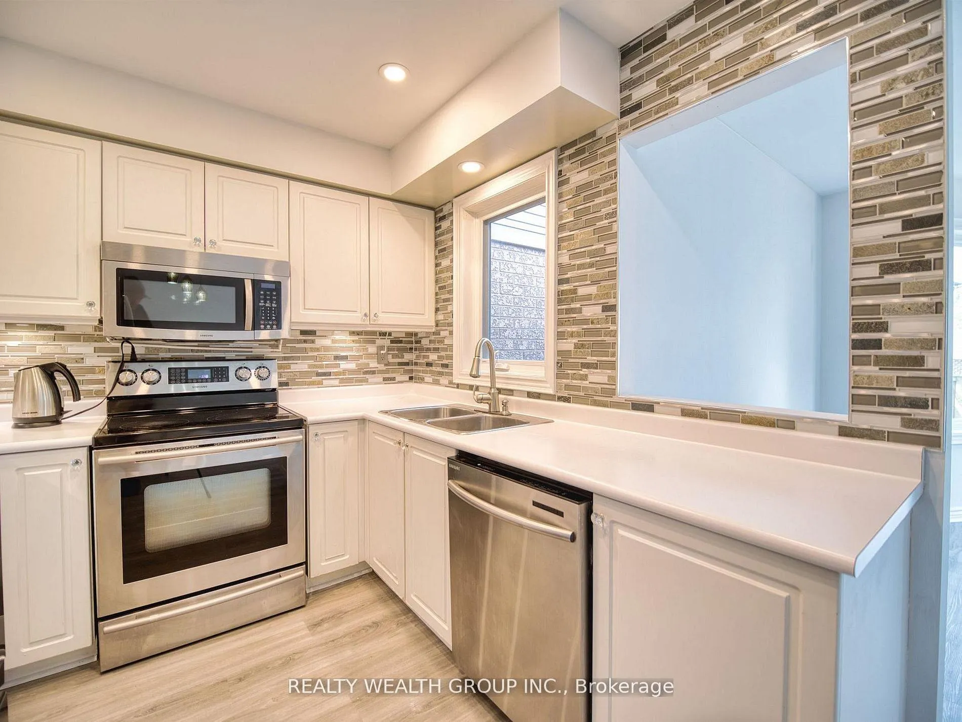 Photo 14 of 11 Birchcliffe Drive, Brampton, Heart Lake East — HOMEH