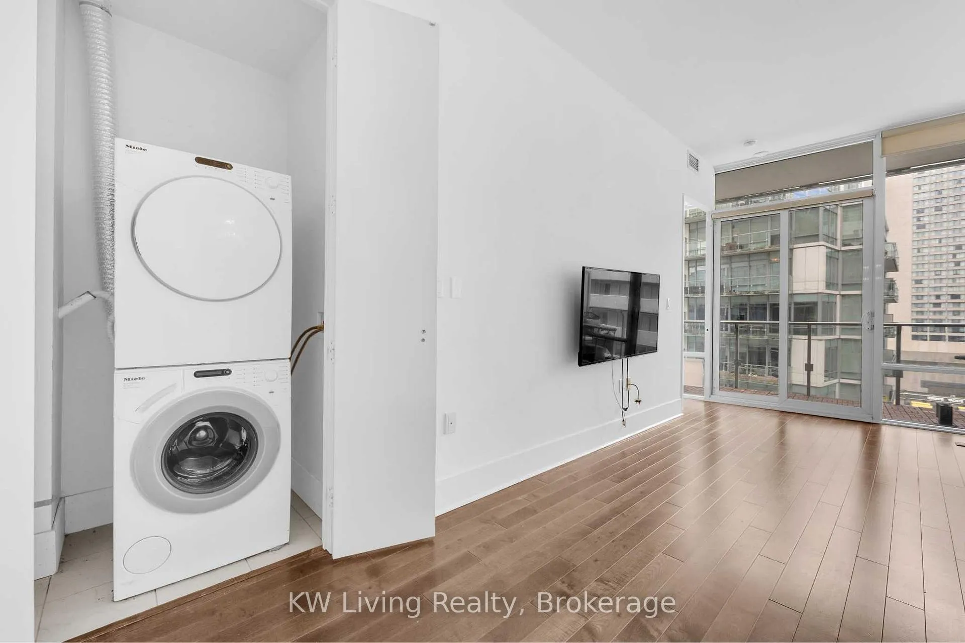 Photo 16 of Unit 828, 29 Queens Quay E, Toronto, Waterfront Communities — HOMEH