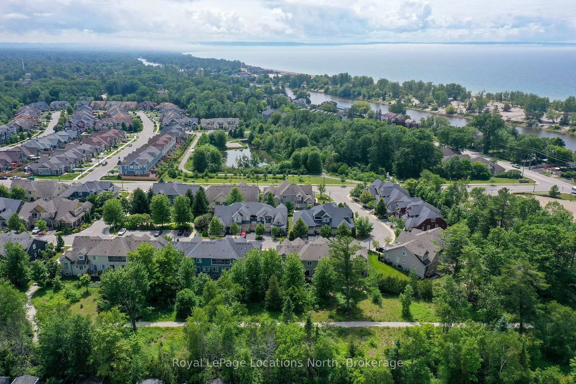 Photo 5 of 29 Savannah Crescent, Wasaga Beach — HOMEH