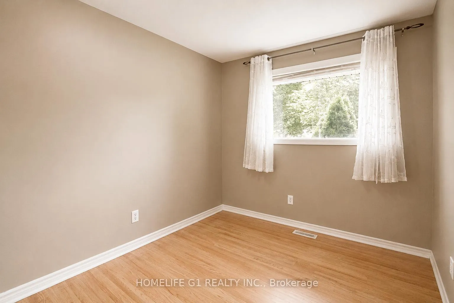 Photo 17 of 409 Hudson Drive, London, East I — HOMEH
