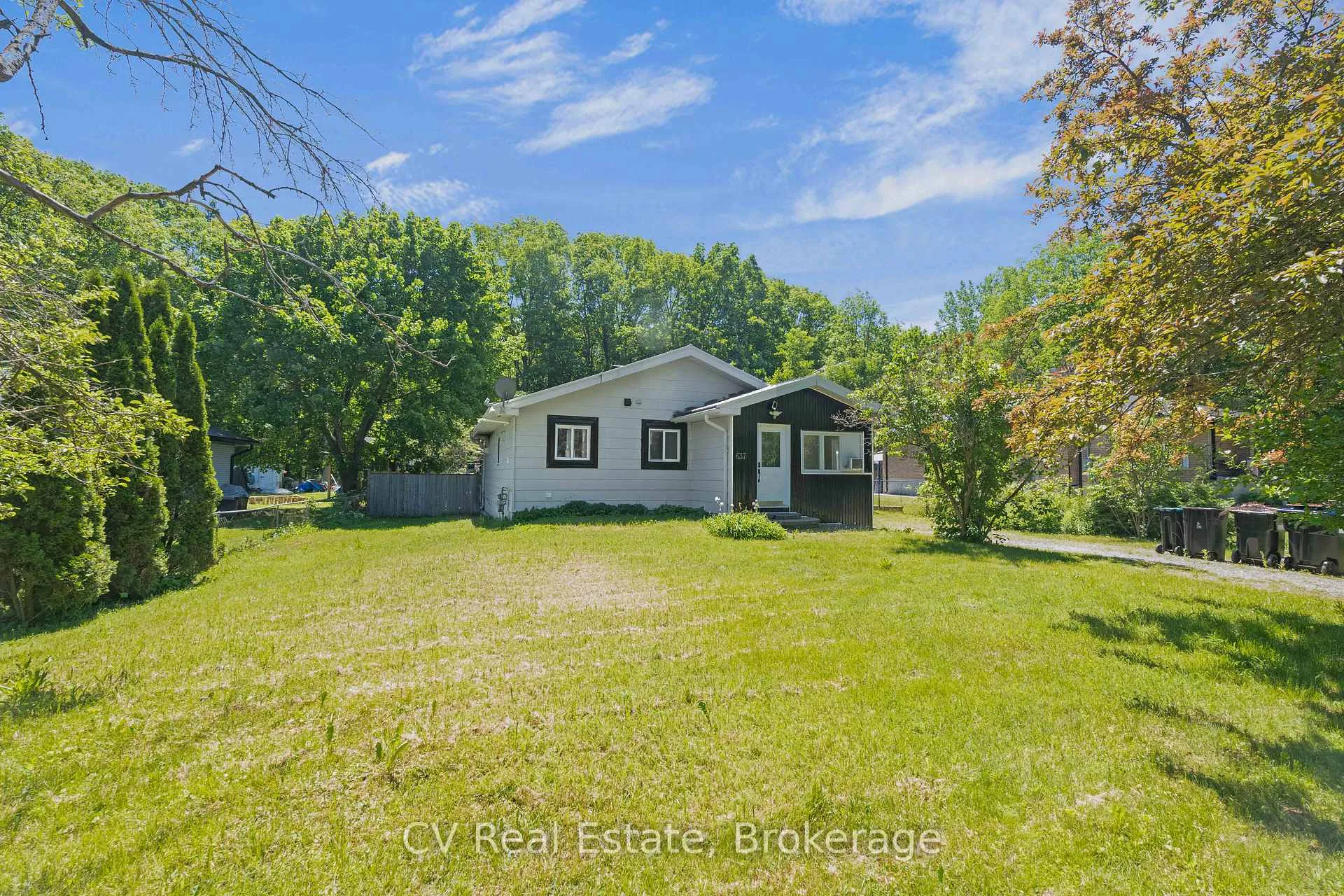 Photo 2 of 637 Pinegrove Avenue, Innisfil, Rural Innisfil — HOMEH