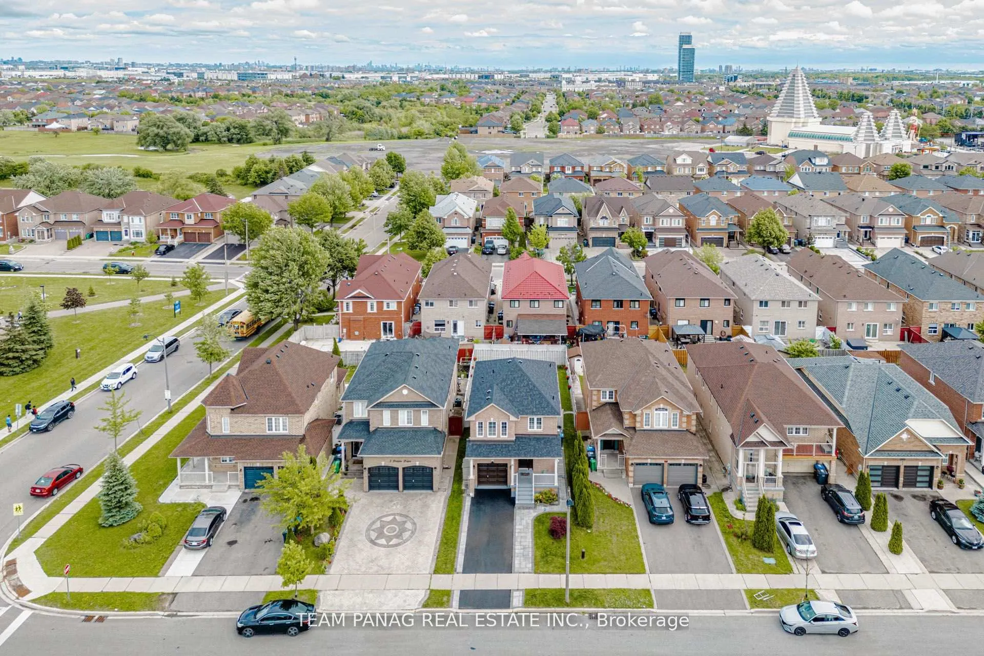 Photo 2 of 5 Denim Drive, Brampton, Bram East — HOMEH
